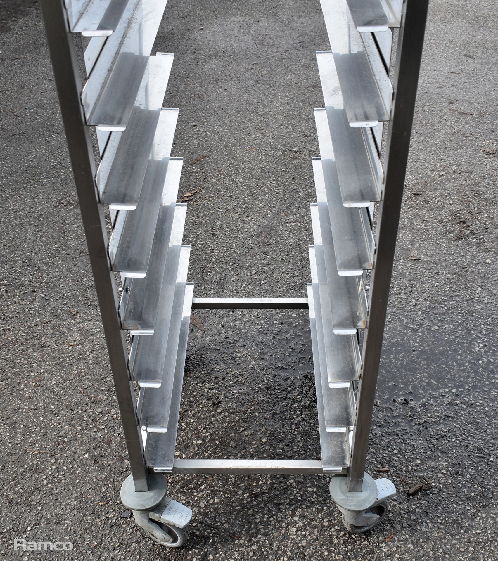 Stainless steel serving tray trolley - L 600 x W 450 x H 1650mm - Image 3 of 3