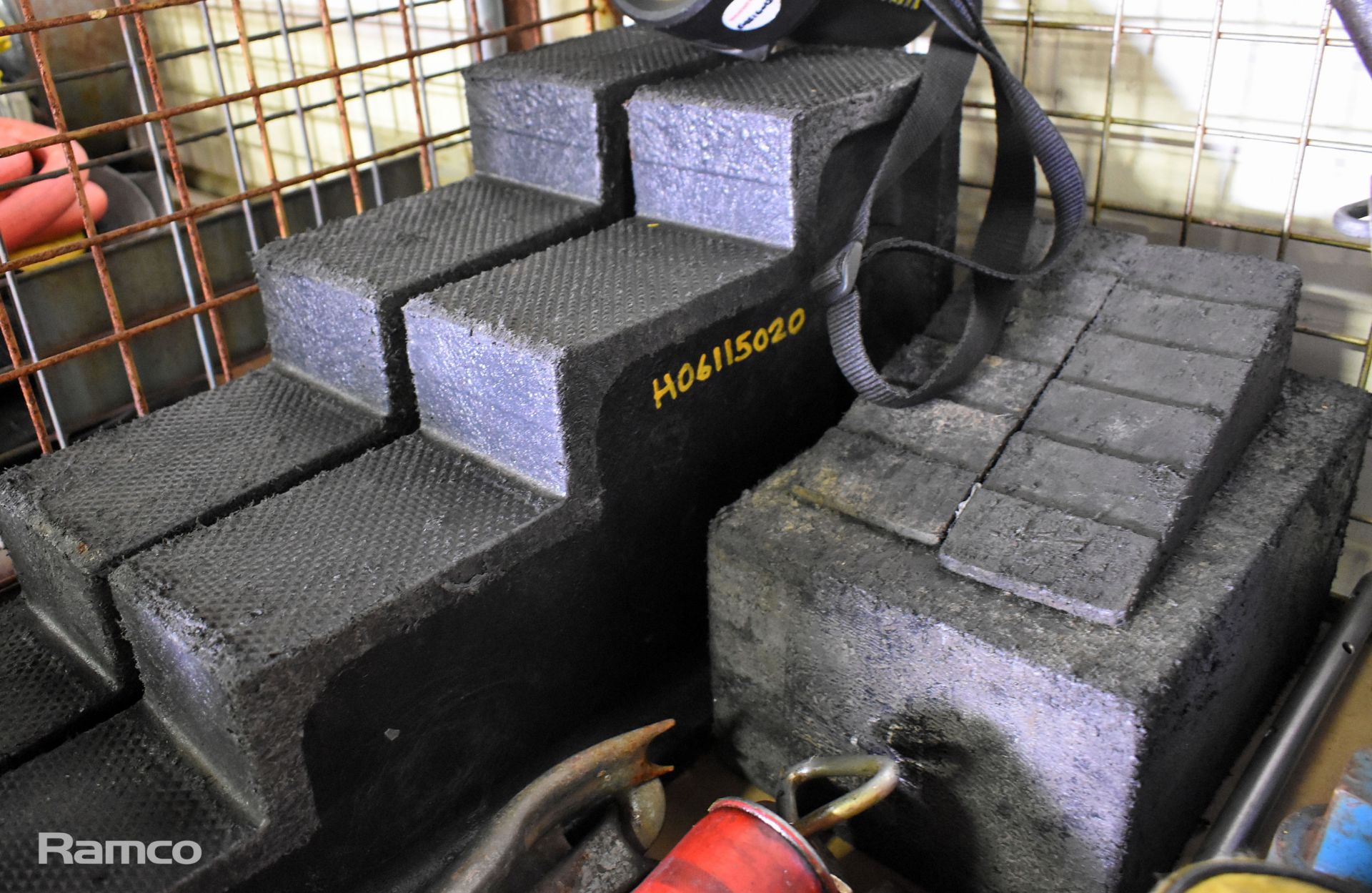Fire and rescue accessories - hand tools, RTC chocks & blocks, ropes, lights, chemical sorbent pads - Image 4 of 13