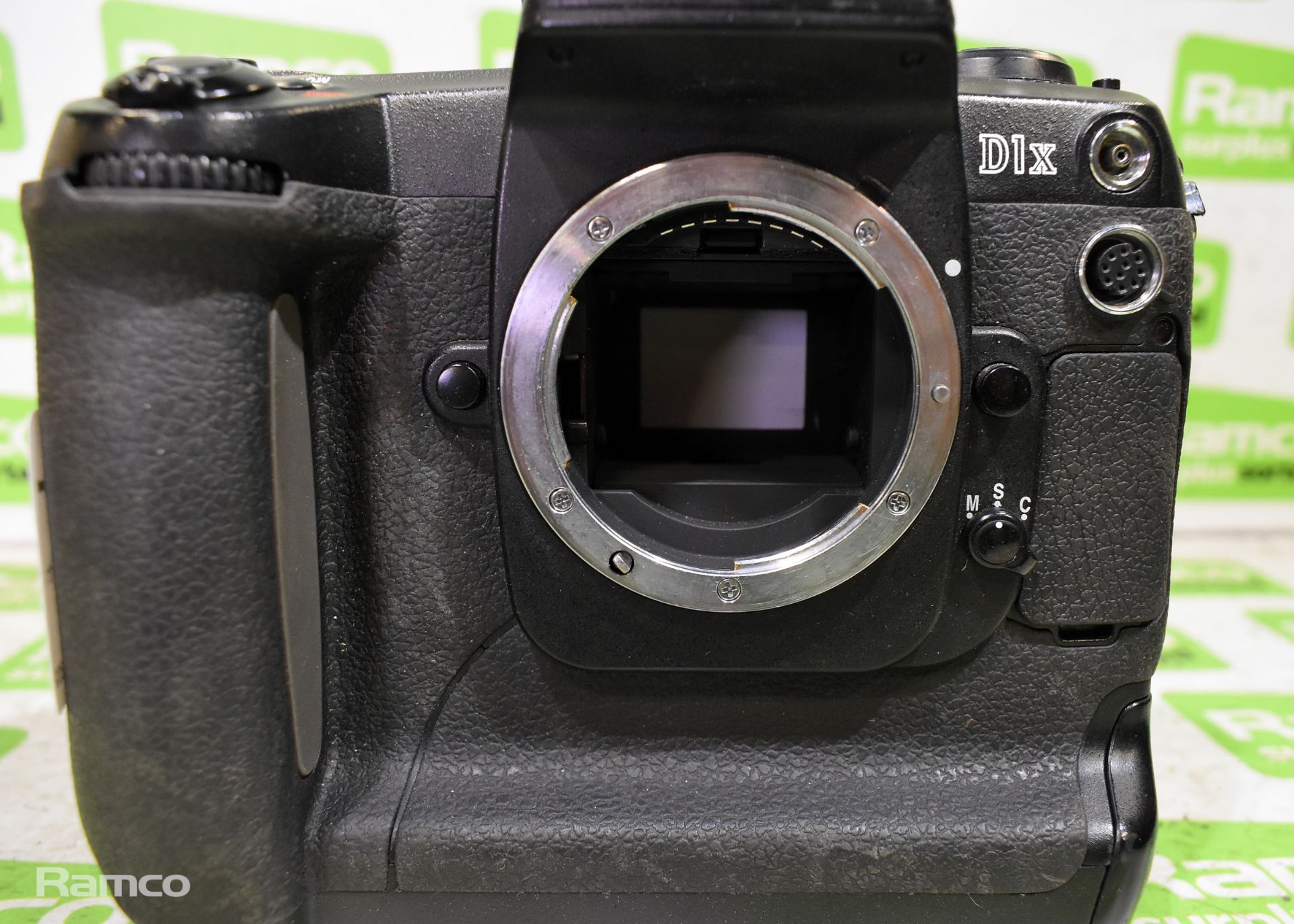 Nikon D1x Digital camera with MH-16 quick charger - Image 6 of 8