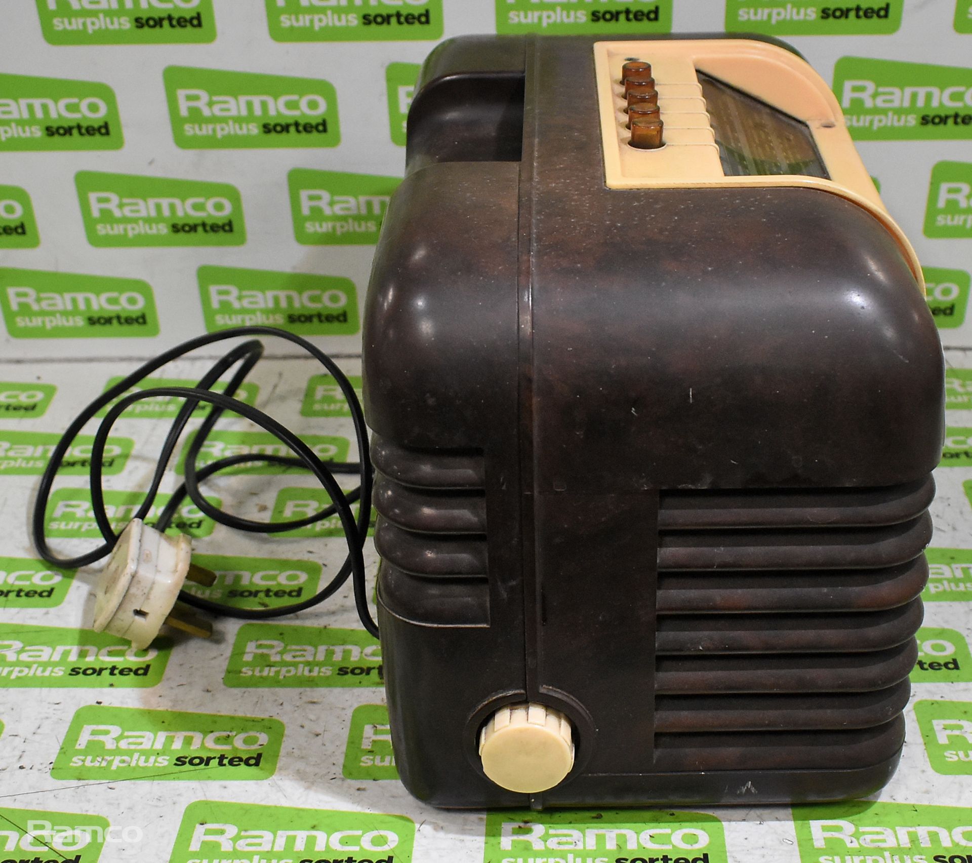 Bush DAC 10 bakelite 5 valve table valve radio - Image 3 of 7