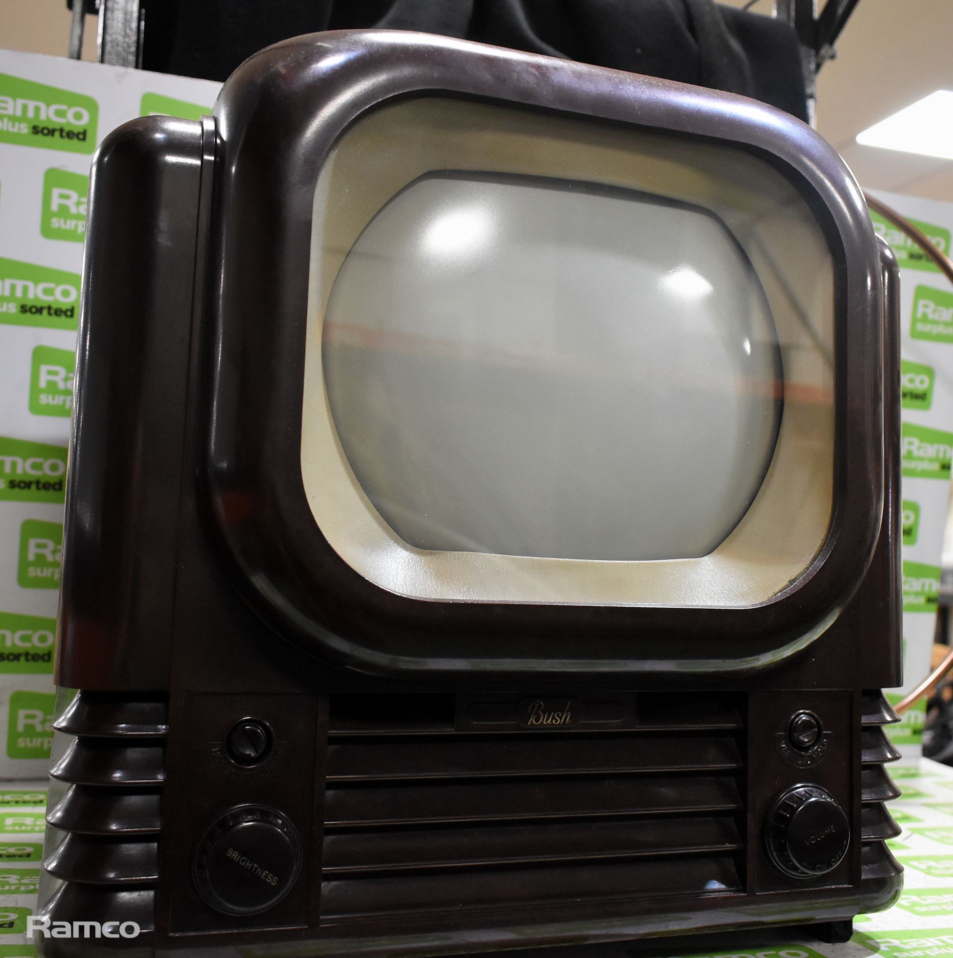 Bush TV 12 AM - 9 inch bakelite television with aerial - Image 2 of 10
