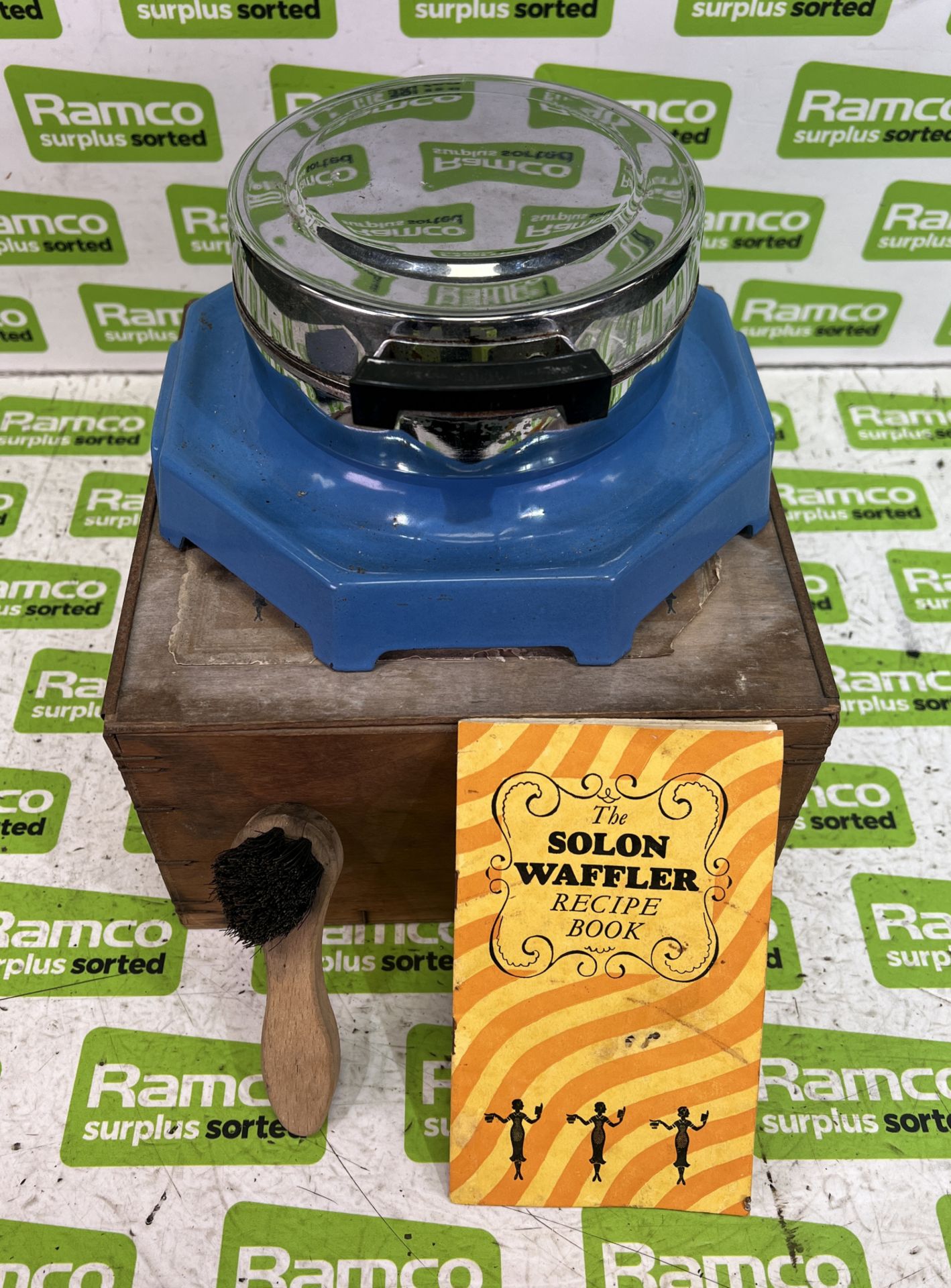 Solon Electric Waffler - waffle maker in wooden box - Image 4 of 5