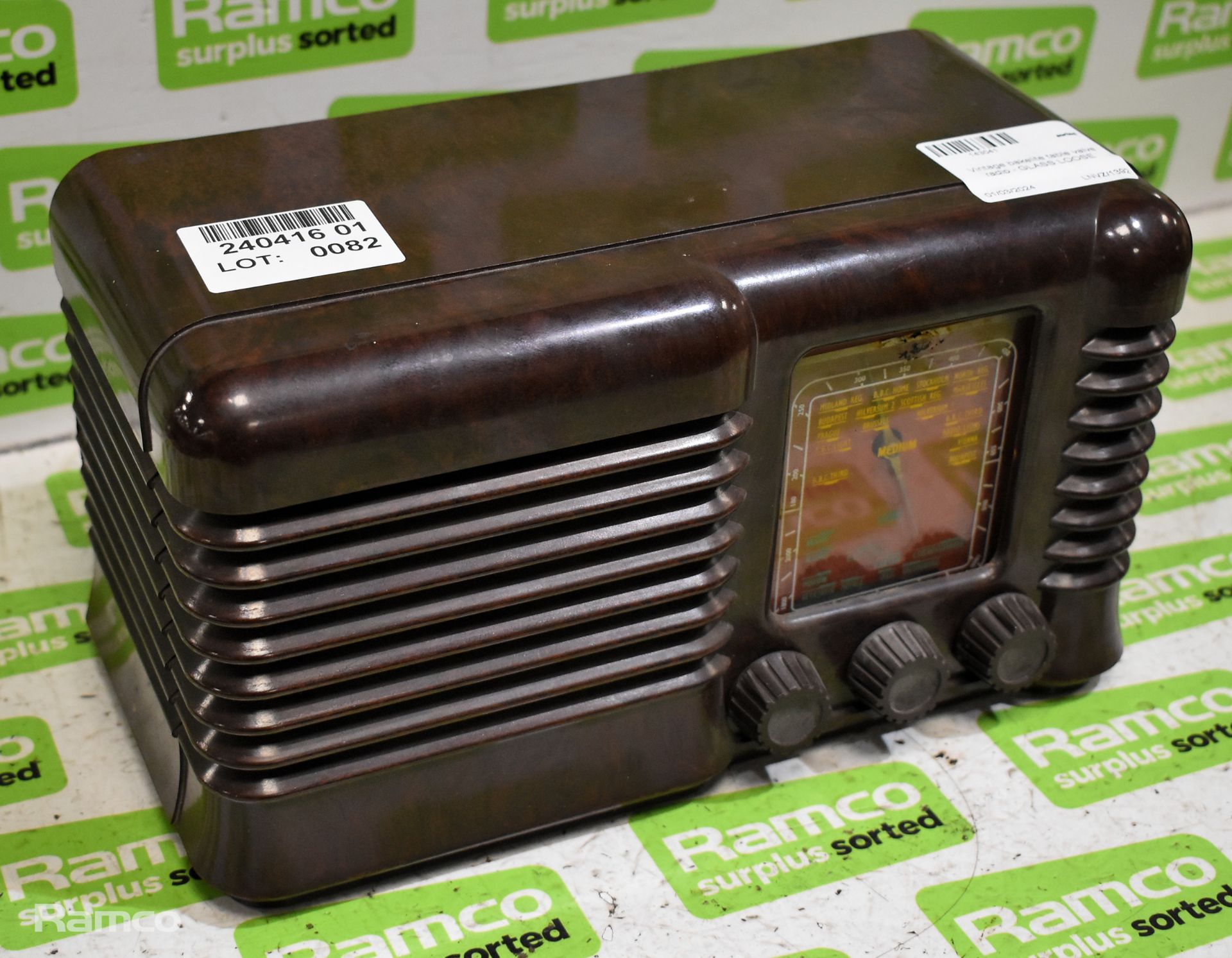 Vintage bakelite table valve radio - GLASS LOOSE - Image 2 of 4