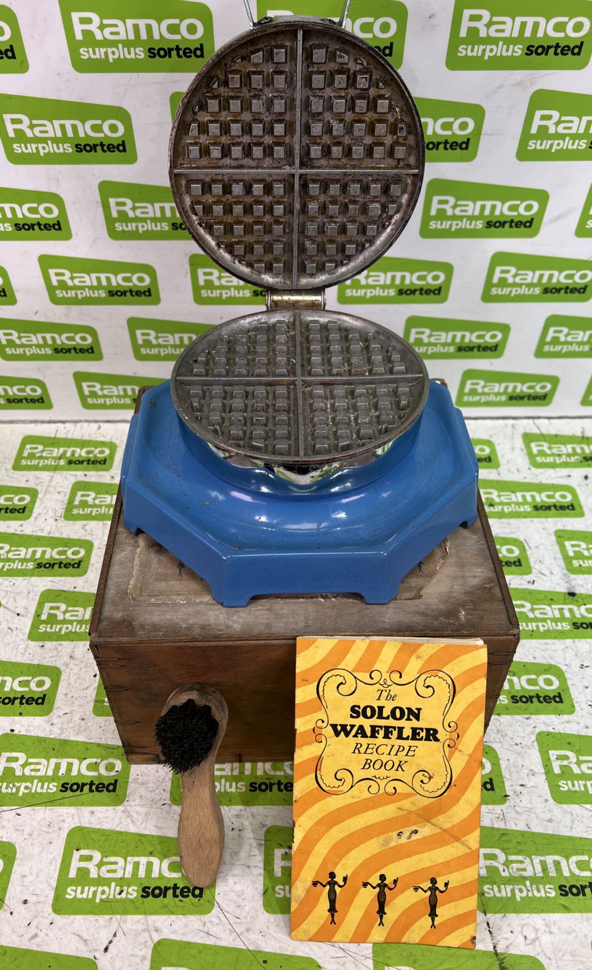 Solon Electric Waffler - waffle maker in wooden box - Image 2 of 5