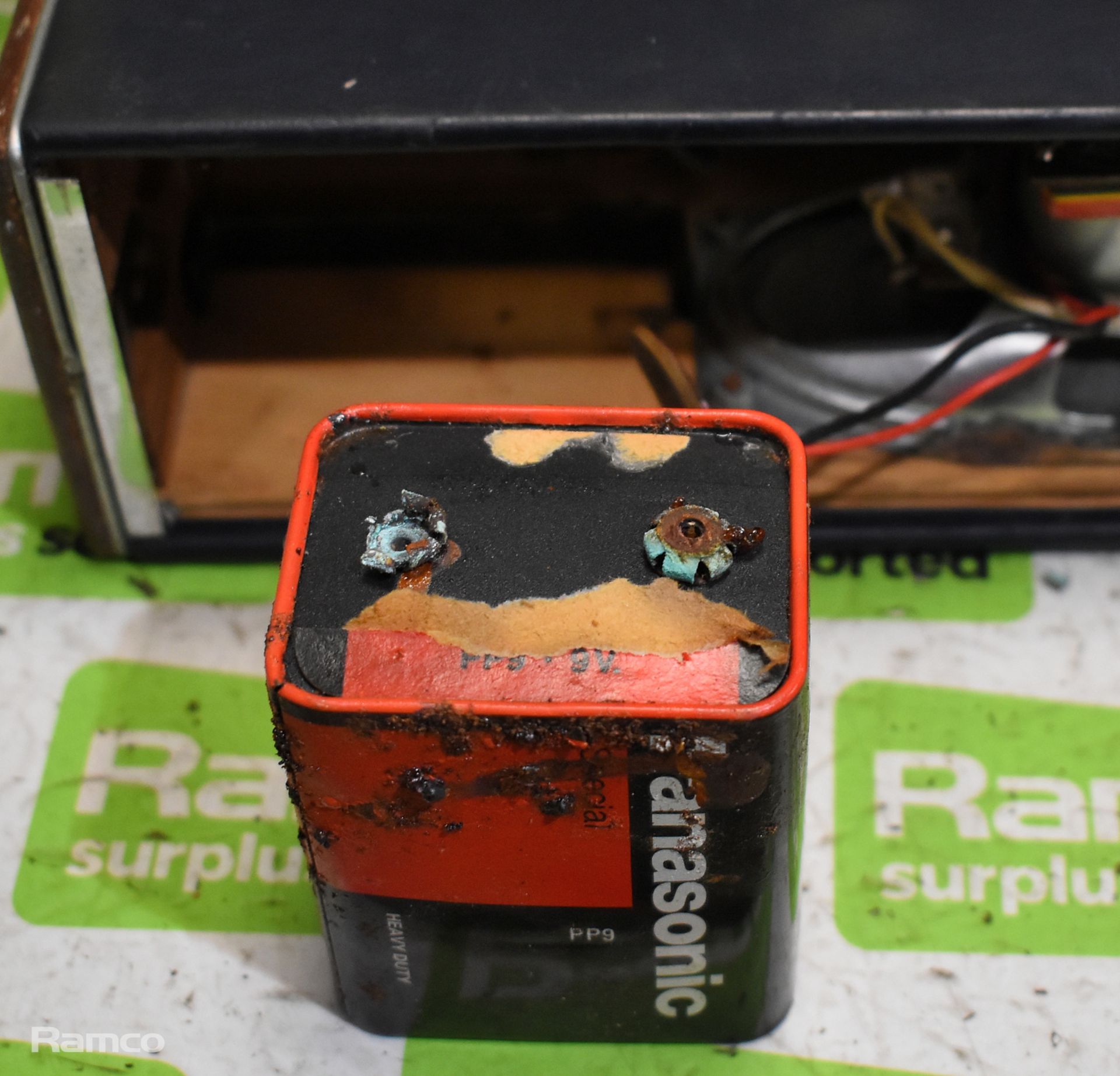 Roberts Ric 2 portable transistor radio - DAMAGE TO FRONT SPEAKER - Image 6 of 6