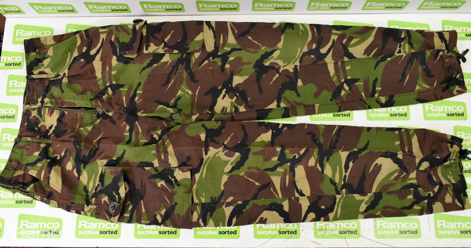 30x British Army combat woodland trousers - mixed grades and sizes - Bild 2 aus 10