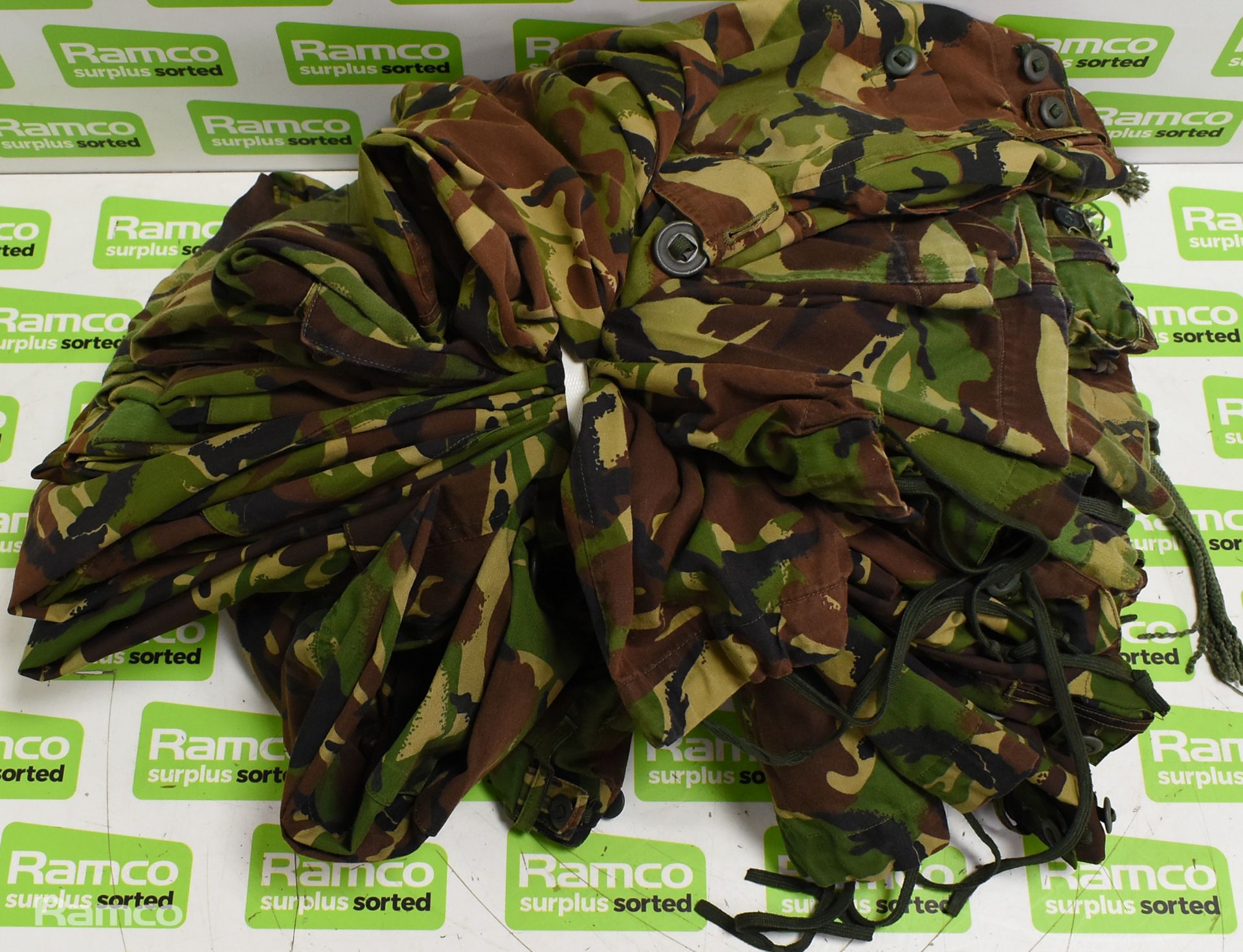 30x British Army combat woodland trousers - mixed grades and sizes - Bild 7 aus 10