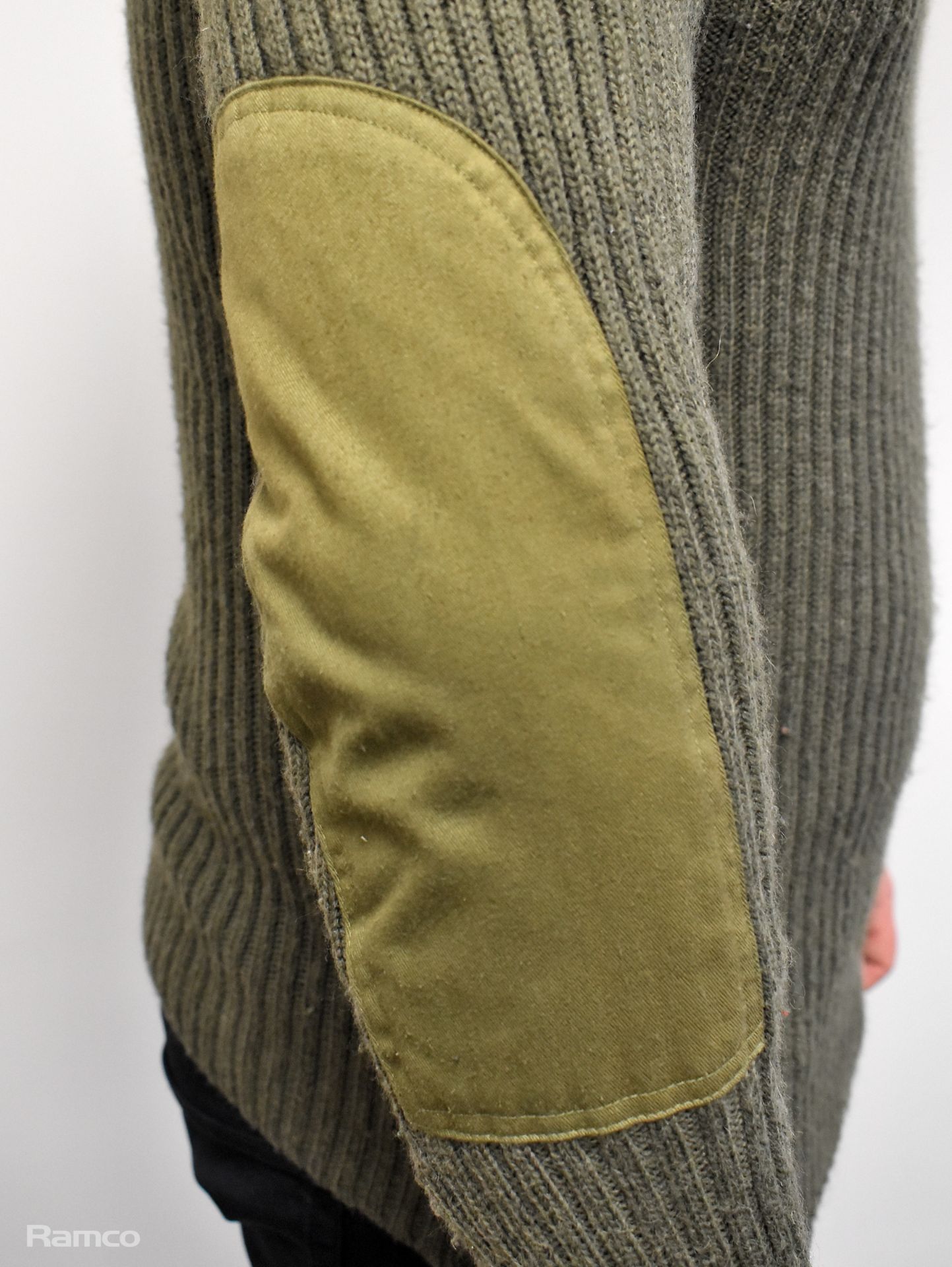 60x British Army wool jerseys - Olive - mixed grades and sizes - Image 5 of 10
