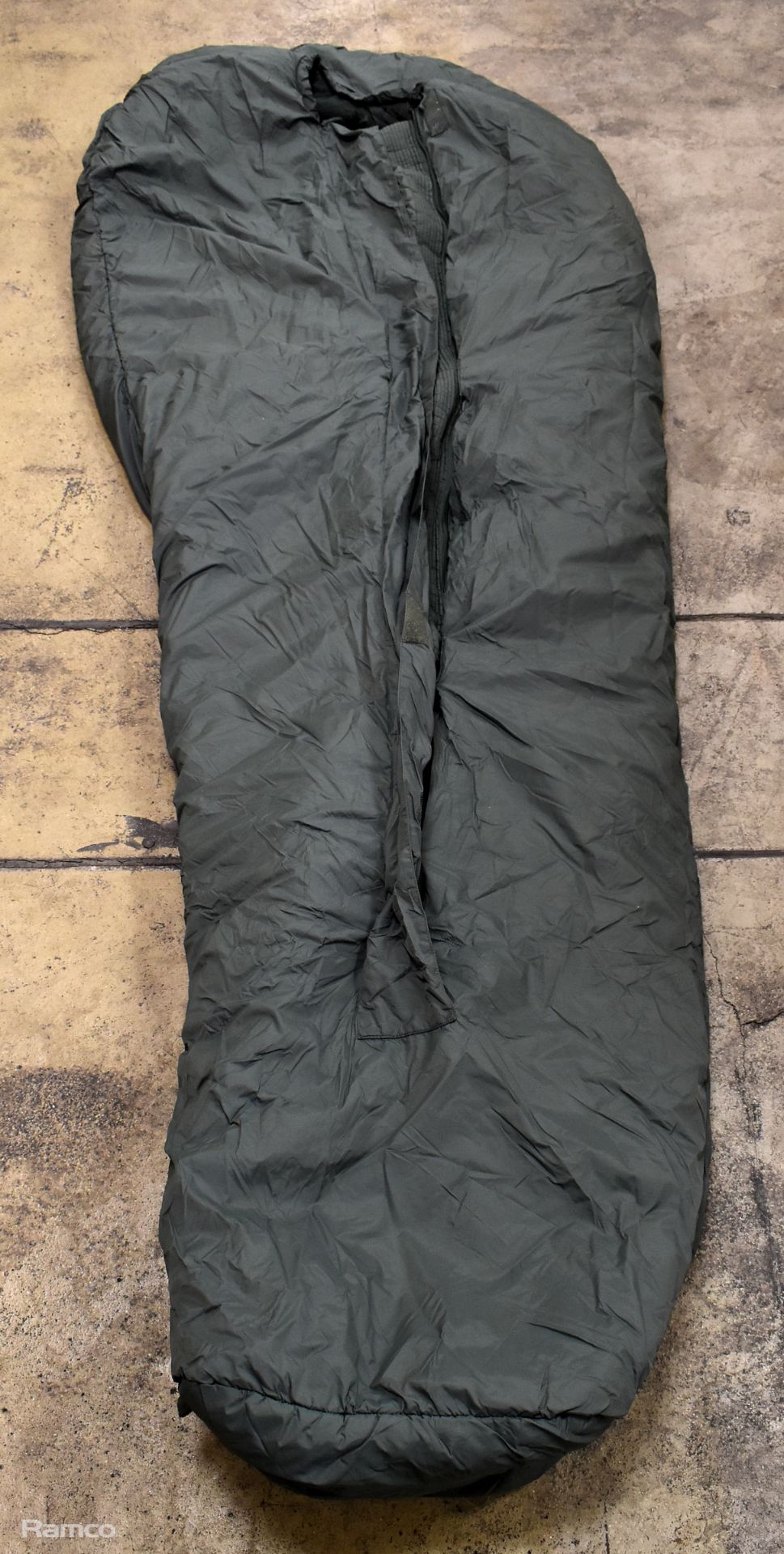 30x Sleeping bags - mixed grades and sizes - Image 8 of 10