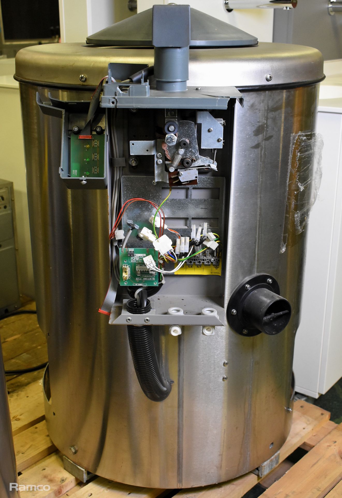 Electrolux C260R 12kg hydro extractor - W 640 x D 785 x H 980mm - MISSING BOTH BOTTOM COVERS & BASE - Image 6 of 7