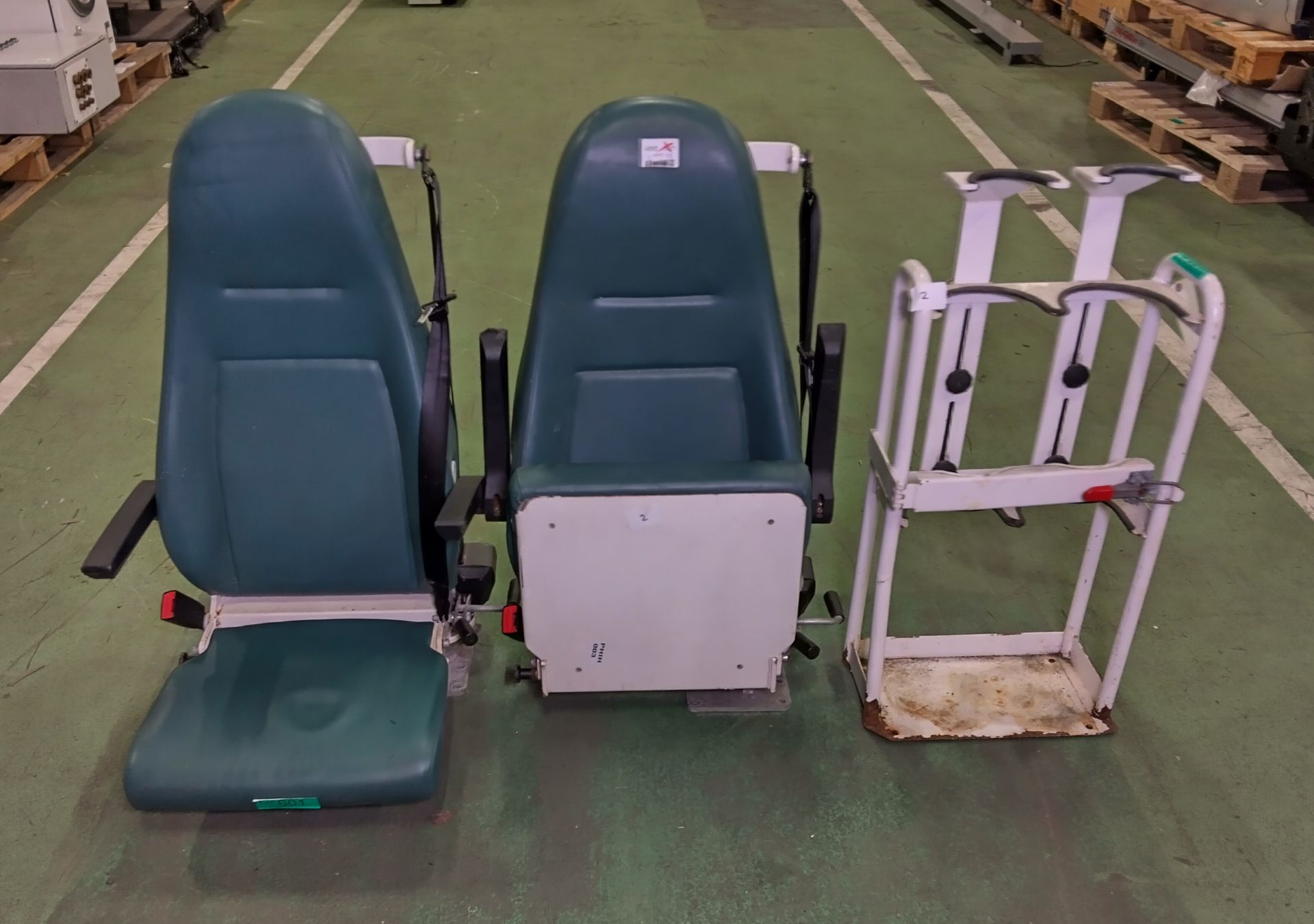 2x Tuck-away ambulance seats and oxygen bottle rack - Bild 3 aus 7