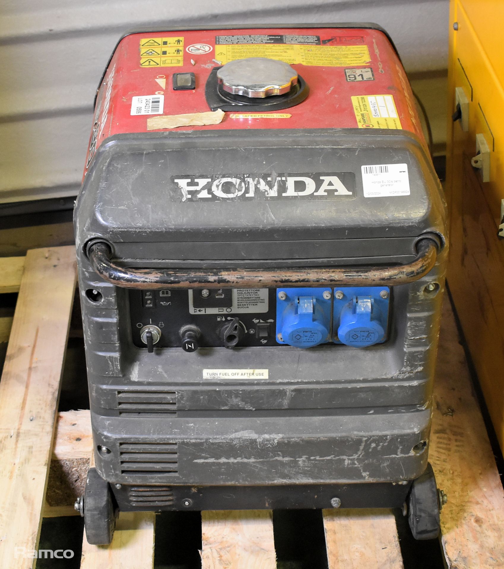 Honda EU 30is petrol generator - Image 7 of 8