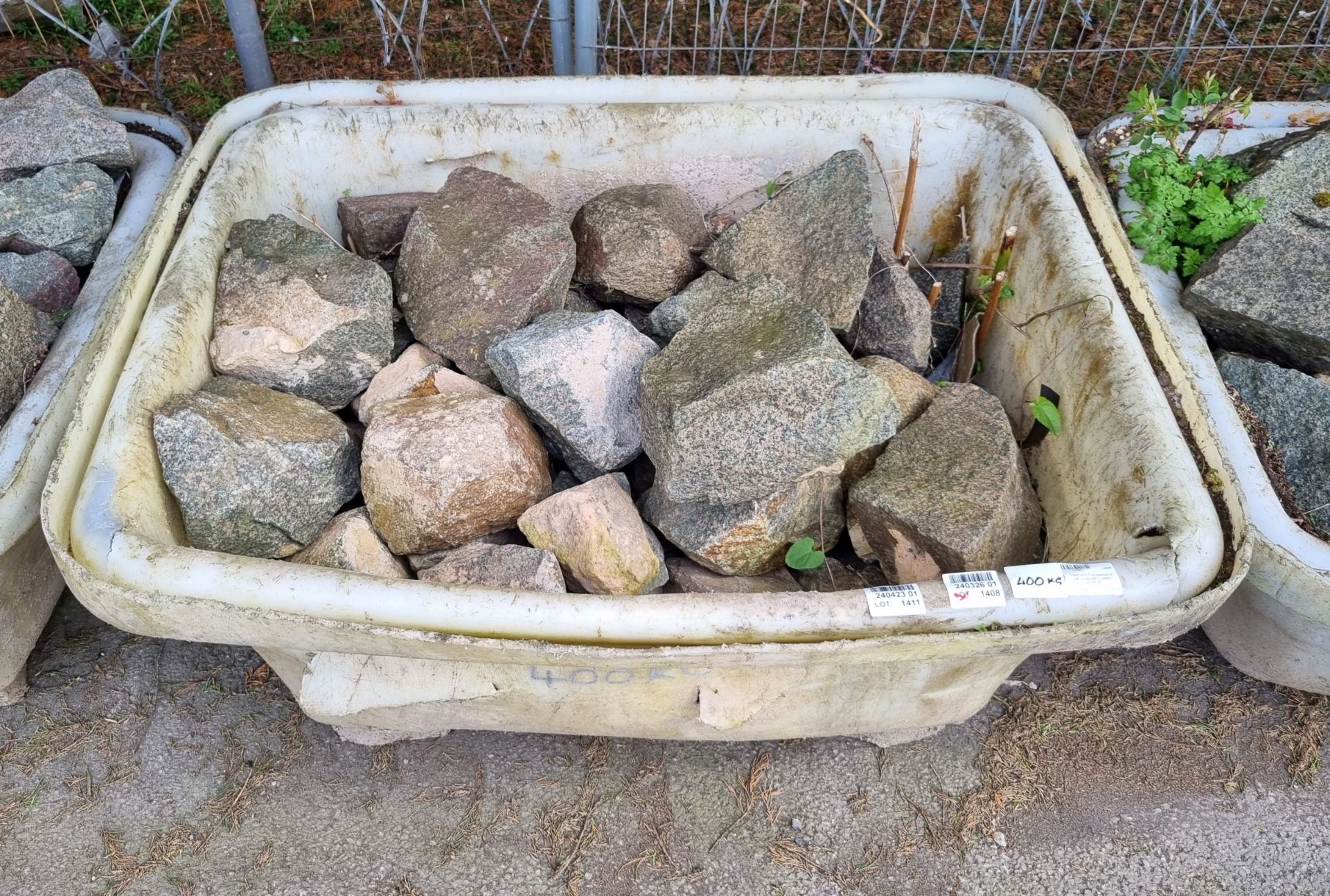 Green and Pink decorative granite stones in plastic container - 400kg - Image 2 of 3
