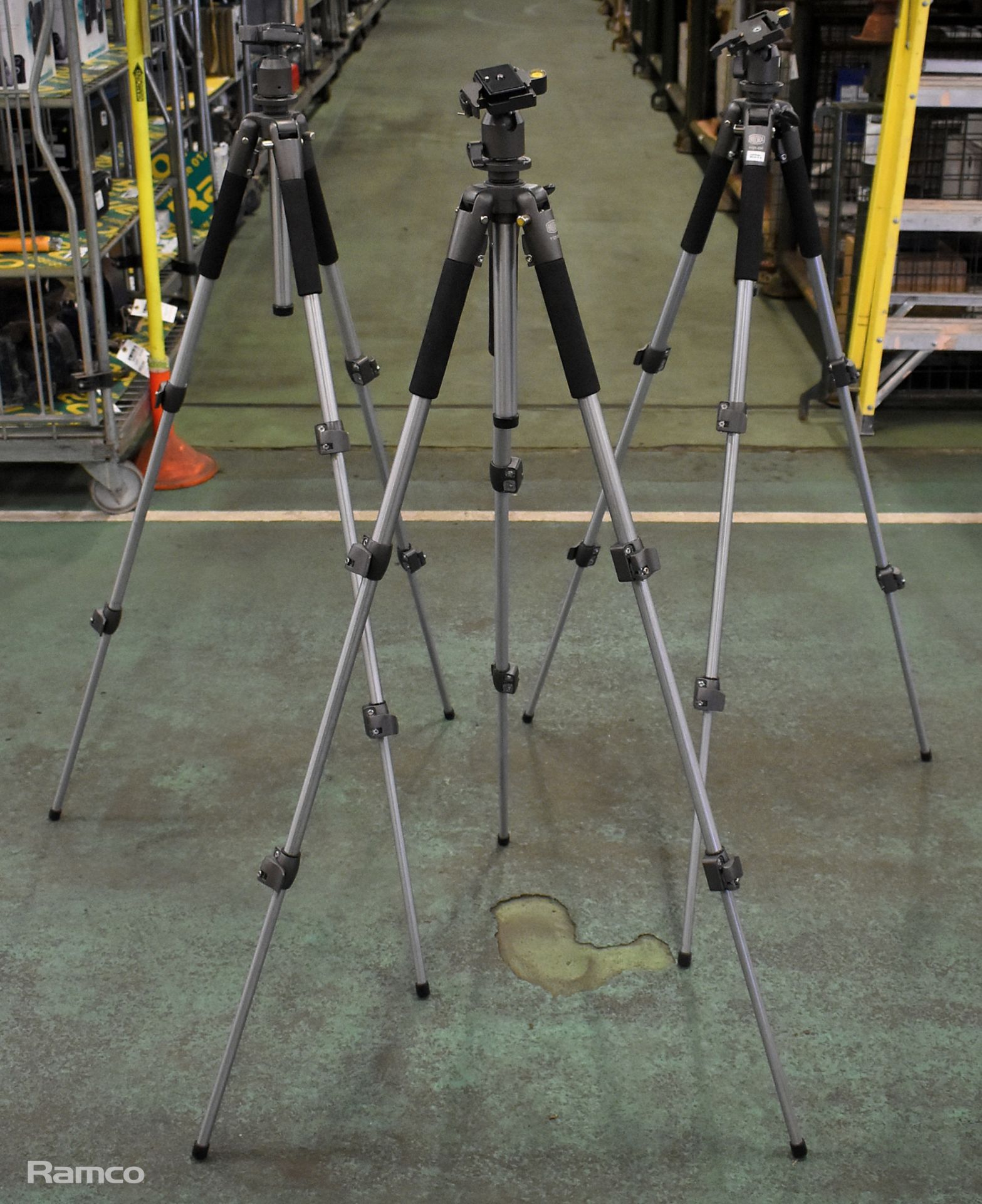 3x Bilora 1121-OK 59-143cm tripods with carry case - Image 4 of 7