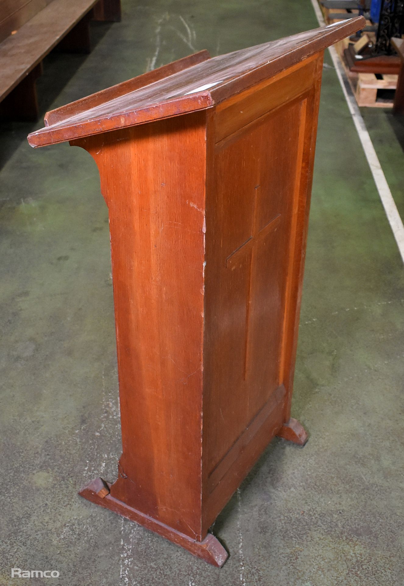 Wooden lectern - L 610 x W 400 x H 1070mm - Image 6 of 6
