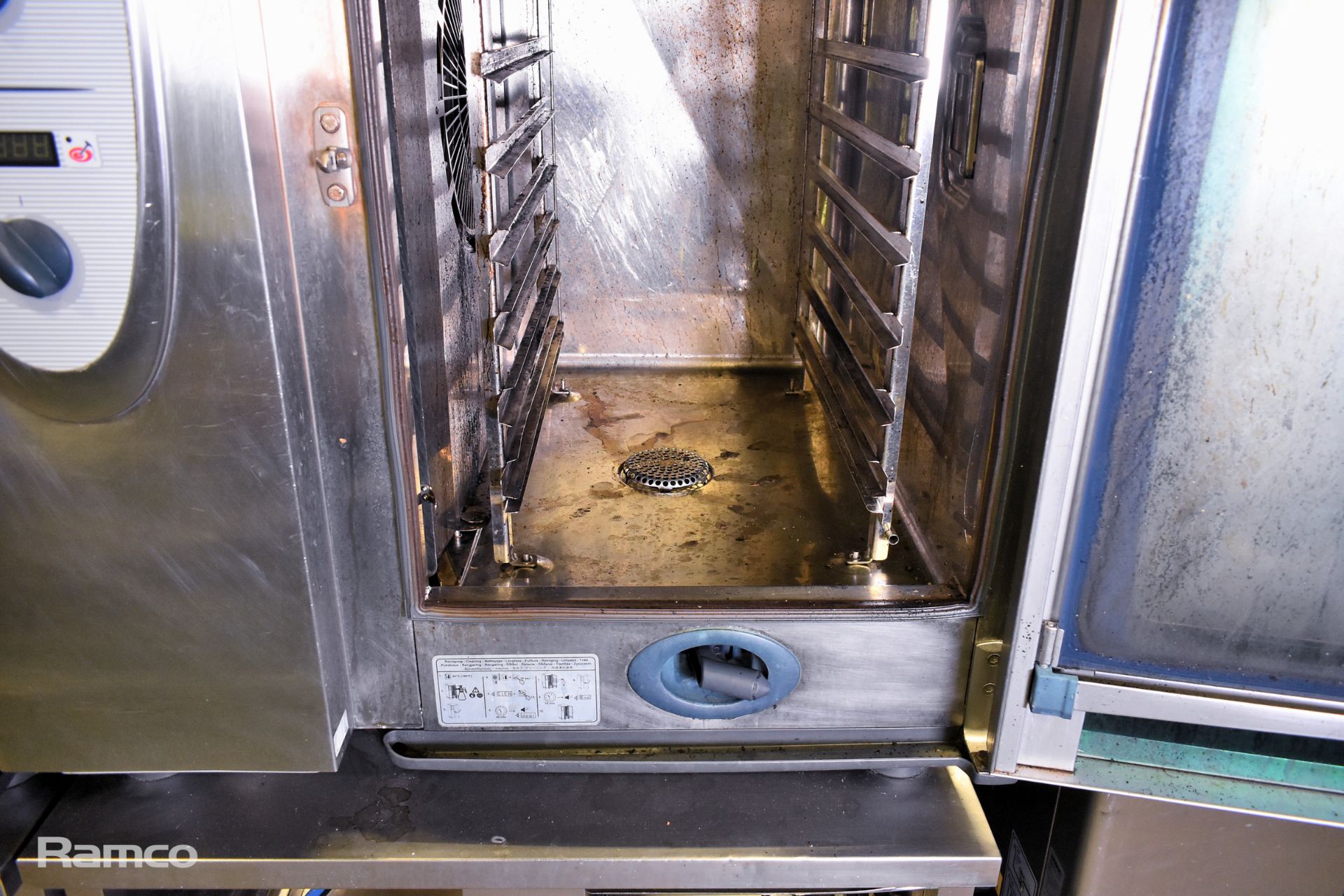 Rational CombiMaster CM 101G stainless steel 10 grid combi oven on stainless steel stand - Image 3 of 10