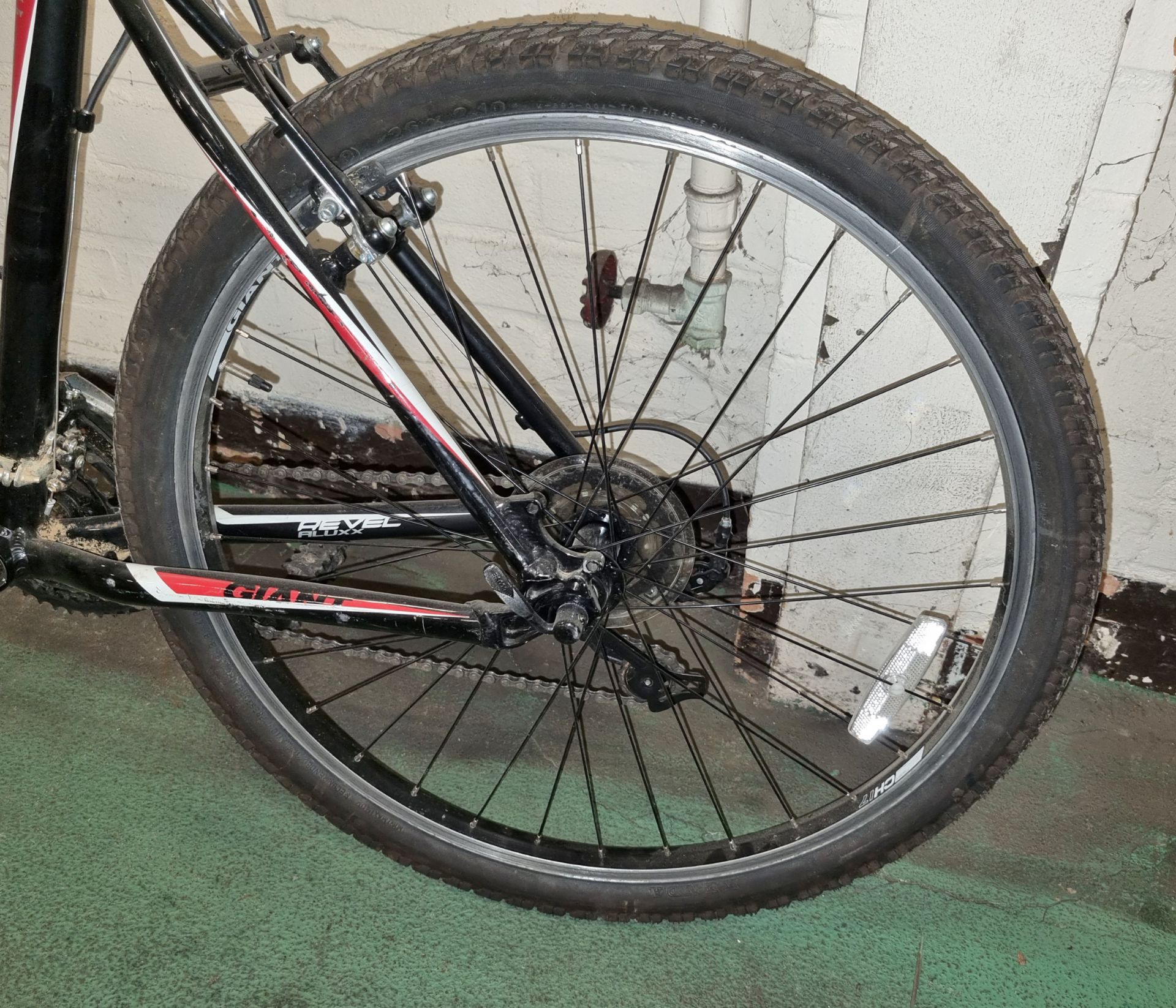 Giant Revel mountain bike 20 inch frame - Image 4 of 7