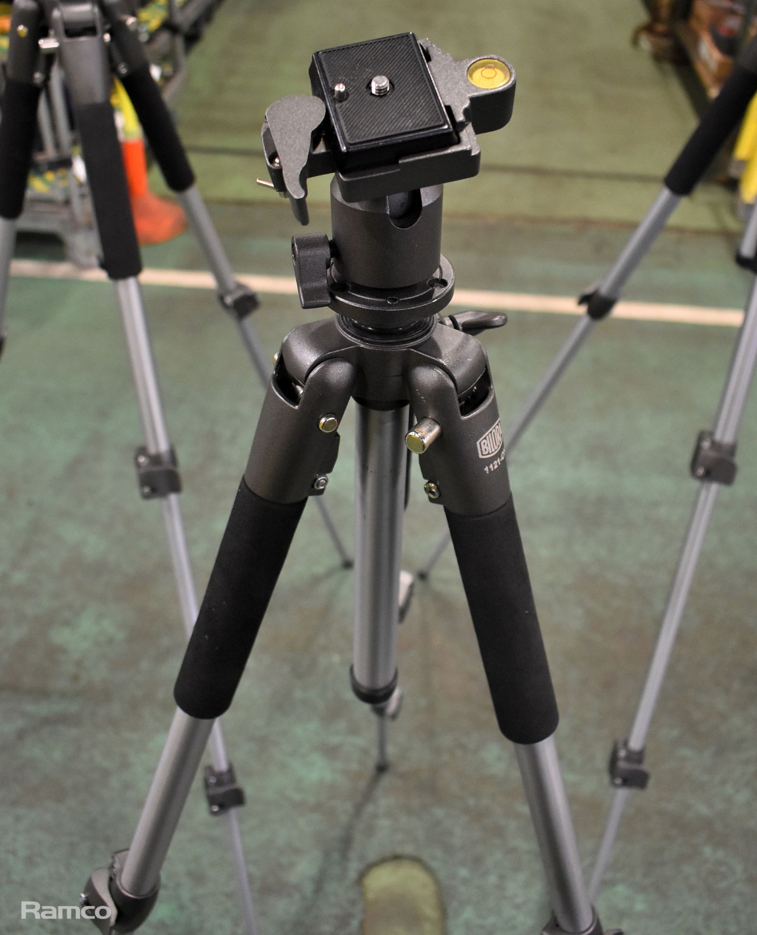 3x Bilora 1121-OK 59-143cm tripods with carry case - Image 5 of 7