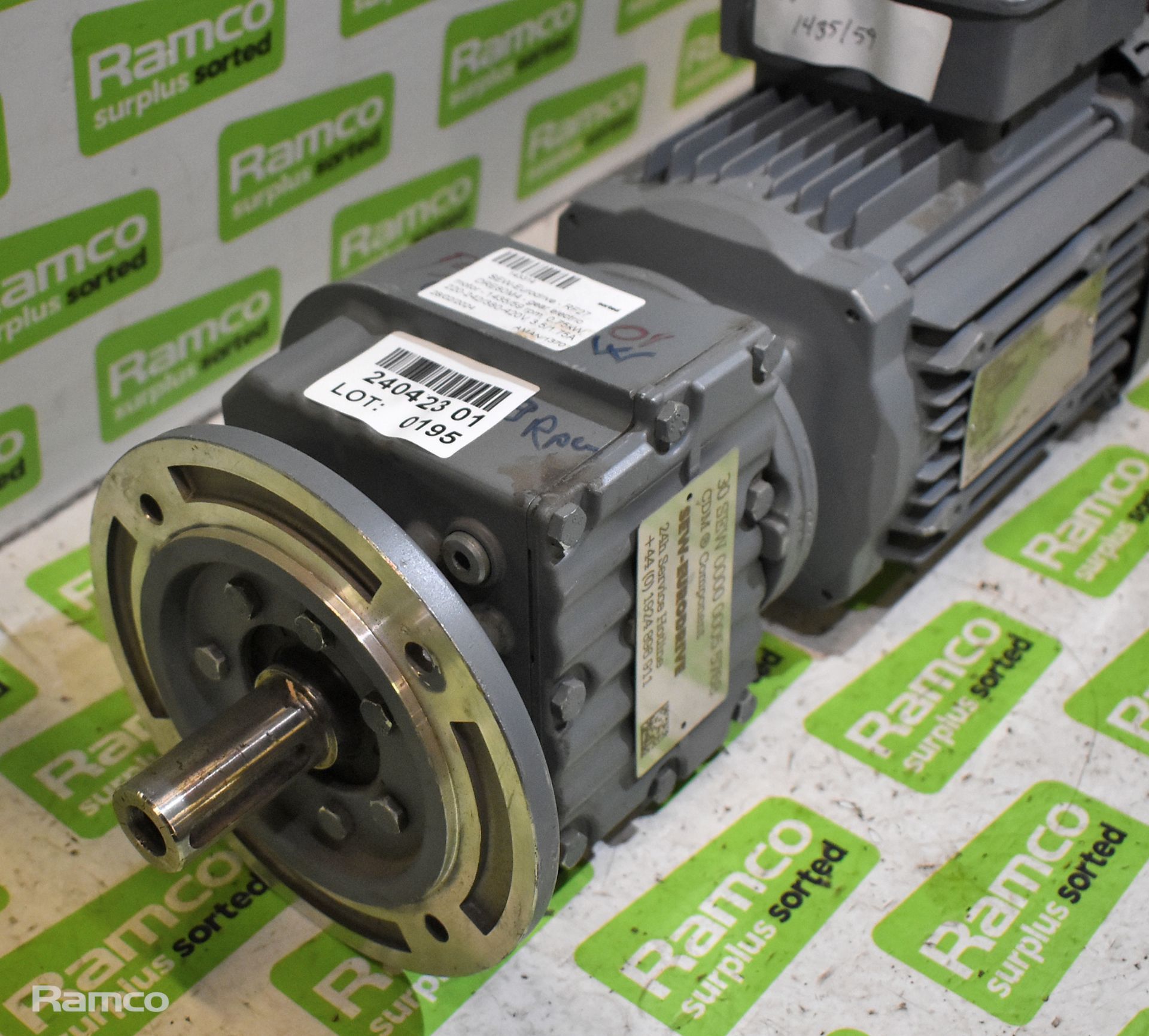 SEW-Eurodrive - RF27 DRE80M4 - gear electric motor - 1435/59 rpm - 0.75kW - 220-242/380-420V - Image 4 of 5