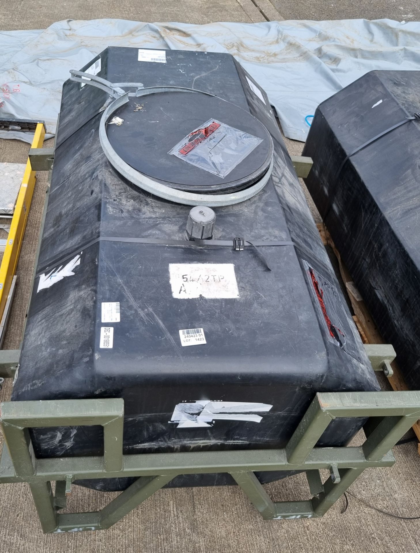 Mobile water storage tank with metal frame - L 1500 x D 1000 x H 800mm - Image 2 of 4