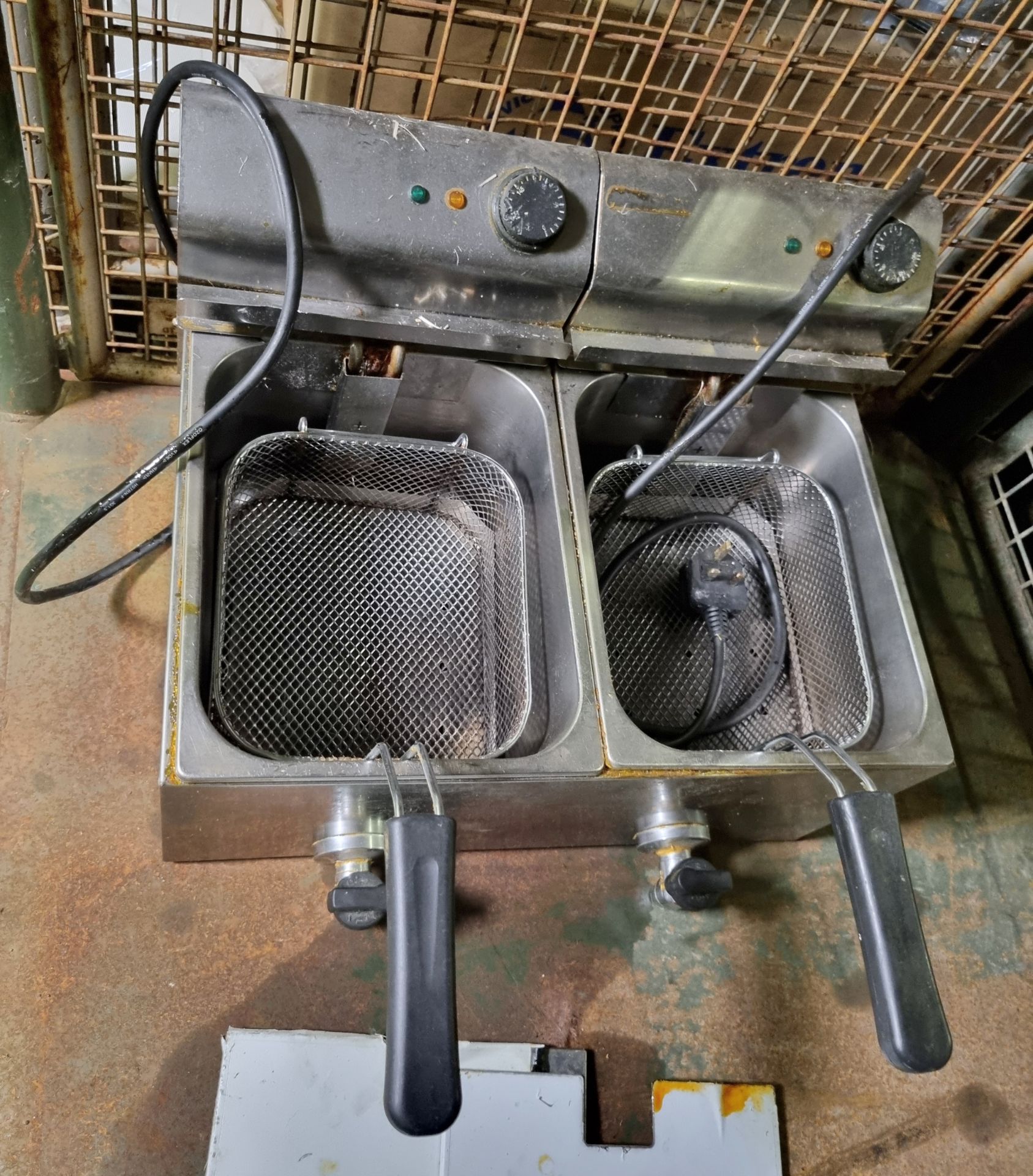 Maestrowave MDF88T stainless steel countertop twin tank twin basket electric fryer - Image 3 of 5