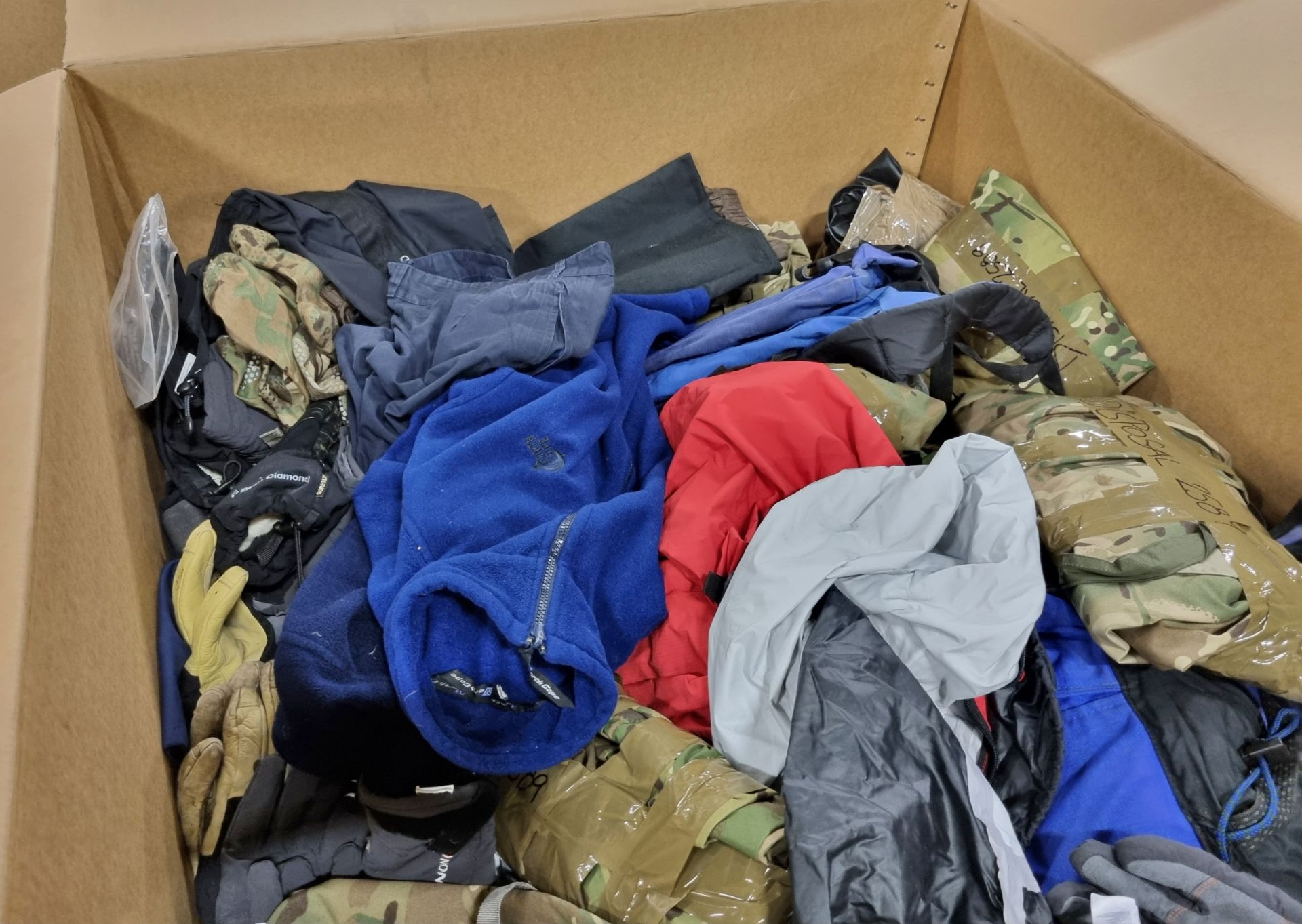 Various types of ex-military clothing The asset shows significant, irreparable damage - 115kg - Bild 3 aus 3
