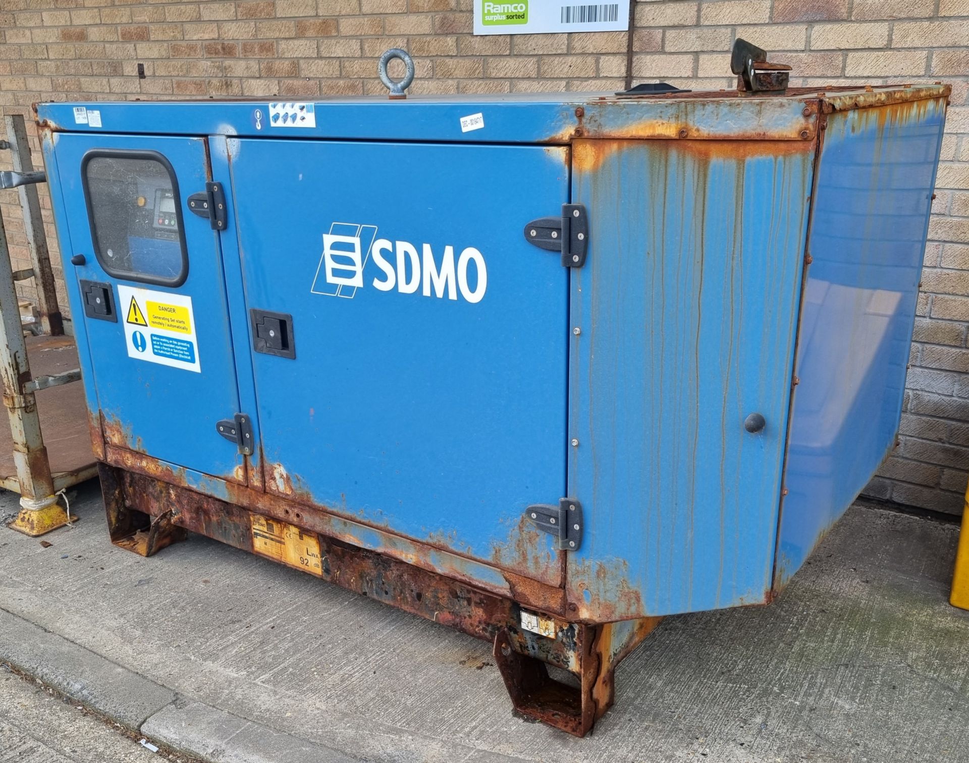 SDMO Industries T25KM diesel generator - Serial No: T2515016085 - Year: 2015 - Image 2 of 12