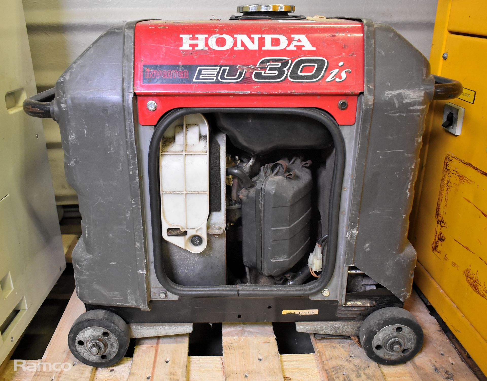 Honda EU 30is petrol generator - Image 3 of 8