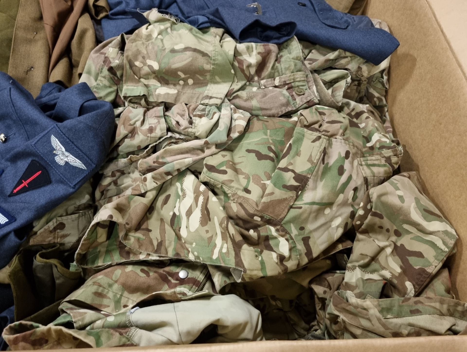 Various types of ex-military clothing The asset shows significant, irreparable damage - 177kg - Bild 3 aus 5