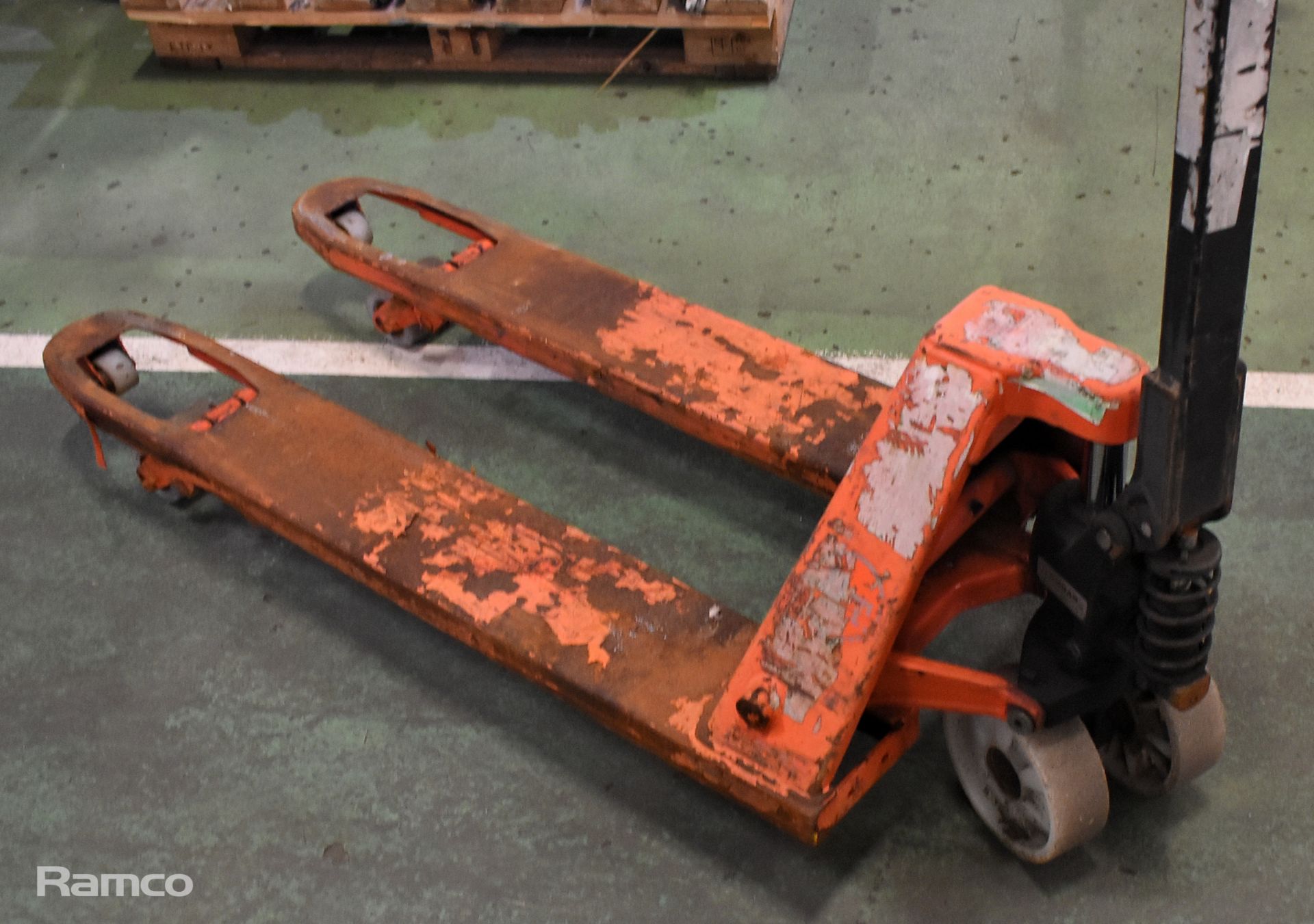 Toyota pedestrian pallet truck 2300Kg capacity - L 1250 x W 520 x H 1250mm - Image 5 of 5