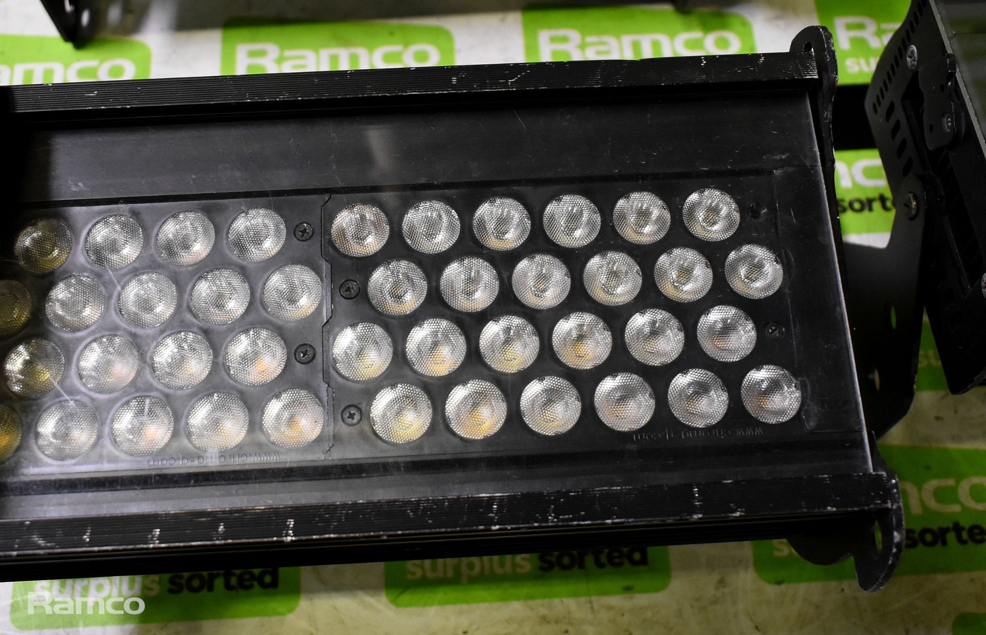 4x Chroma-Q Color Force 12 LED fixture lights and 3x power cables with flight case - 1x FAULTY LIGHT - Image 7 of 10