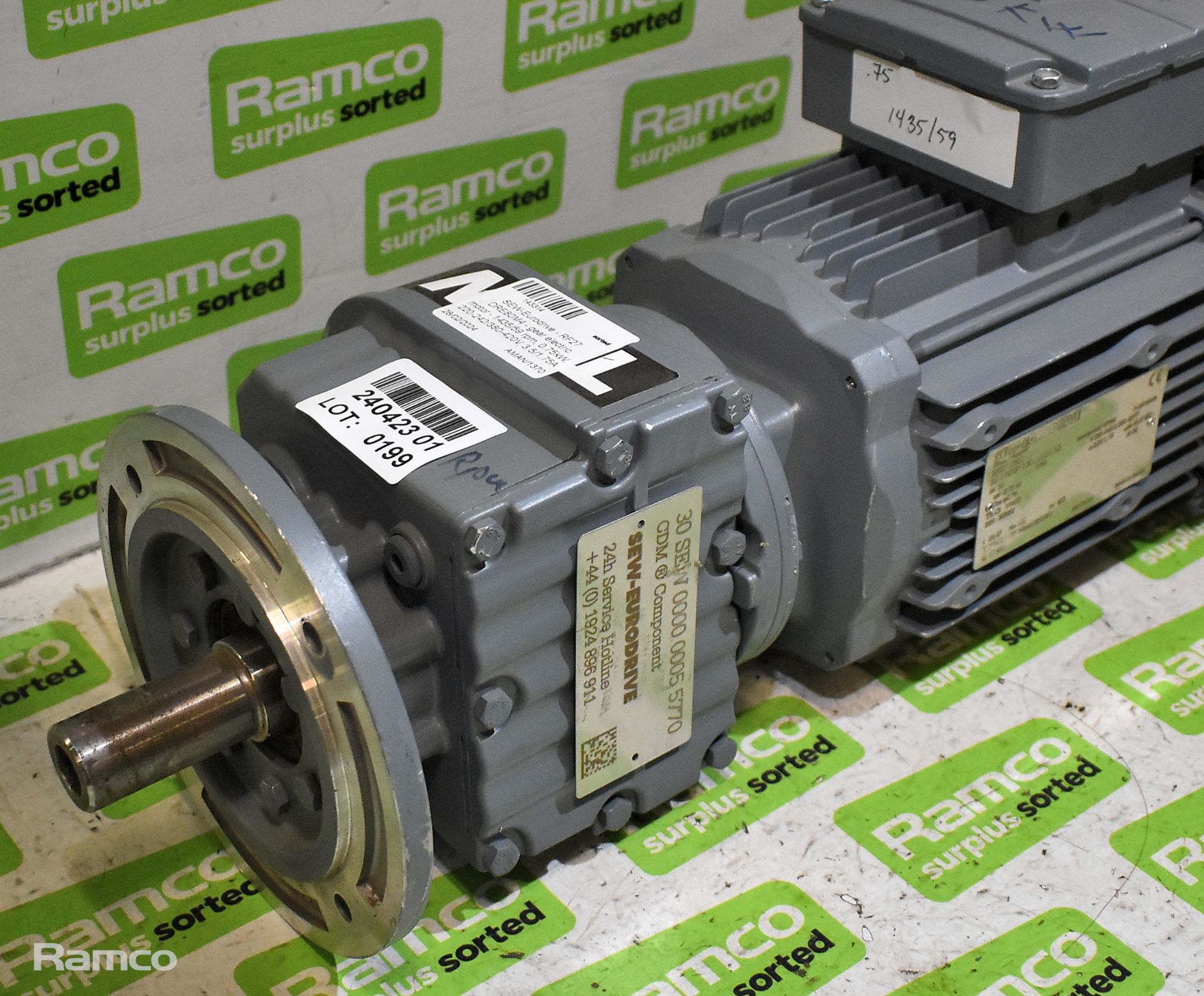 SEW-Eurodrive - RF27 DRE80M4 - gear electric motor - 1435/59 rpm - 0.75kW - 220-242/380-420V - Image 3 of 4