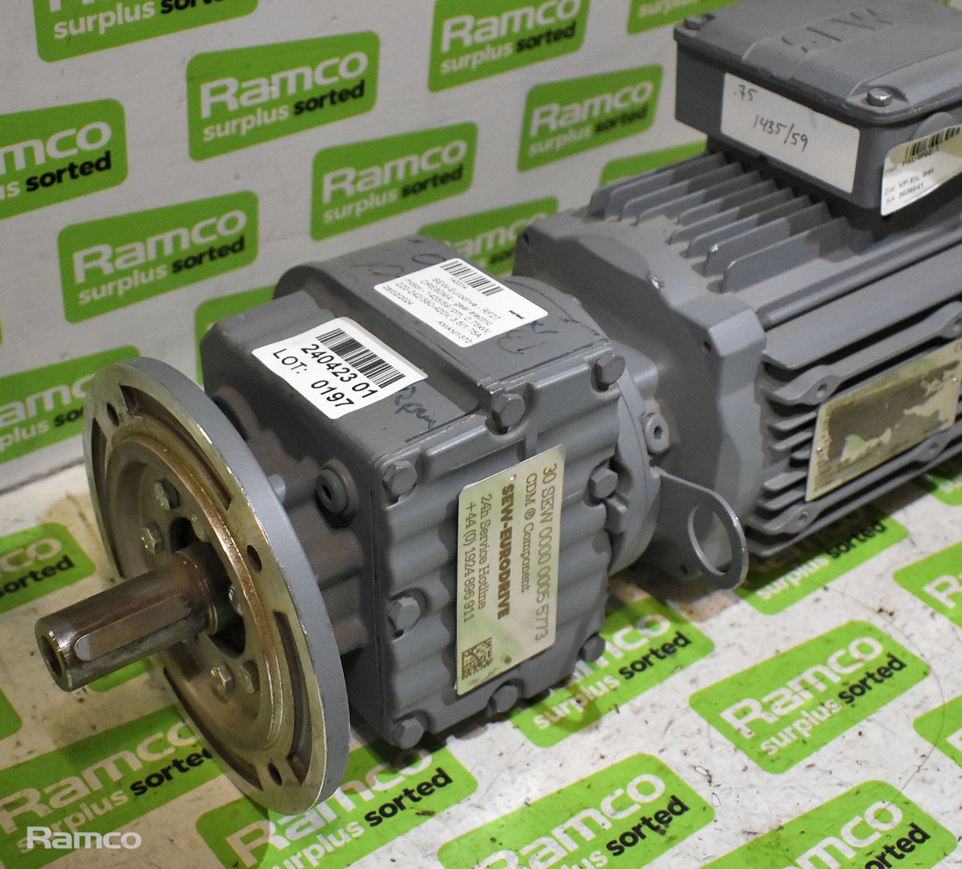 SEW-Eurodrive - RF27 DRE80M4 - gear electric motor - 1435/59 rpm - 0.75kW - 220-242/380-420V - Bild 4 aus 5