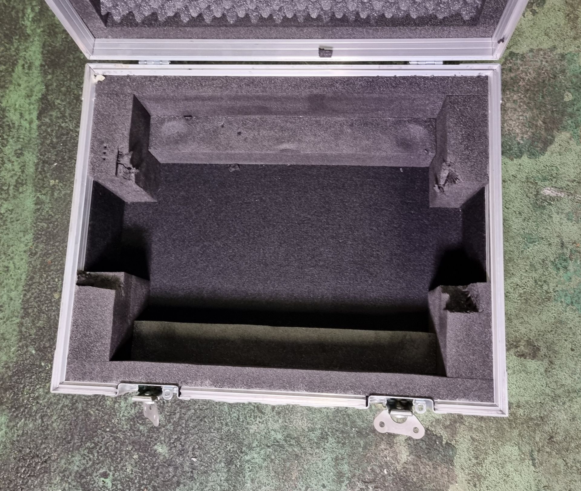 Empty flight case to fit desktop projector - W 530 x D 420 x H 230mm - Image 4 of 4