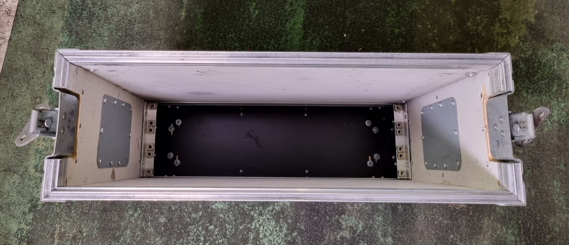 19 inch 3U rack mount flight case with rubber feet - W 625 x D 515 x H 165mm - Image 3 of 4