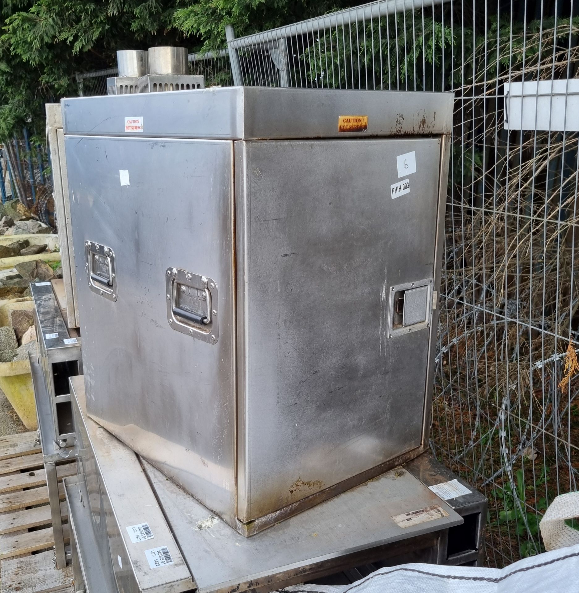 Karcher BFK-FC multi-fuel field cooking station including stand, shelf, hot plate, chimney and oven - Image 3 of 5