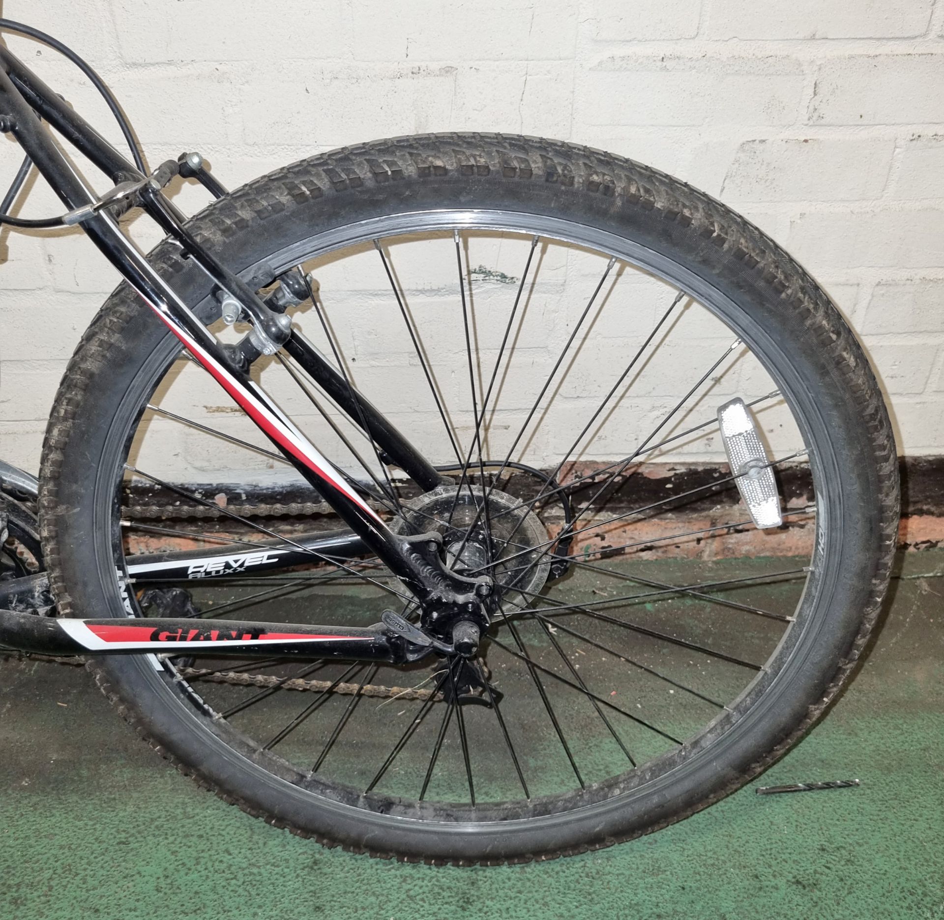 Giant Revel mountain bike 20 inch frame - Image 4 of 7