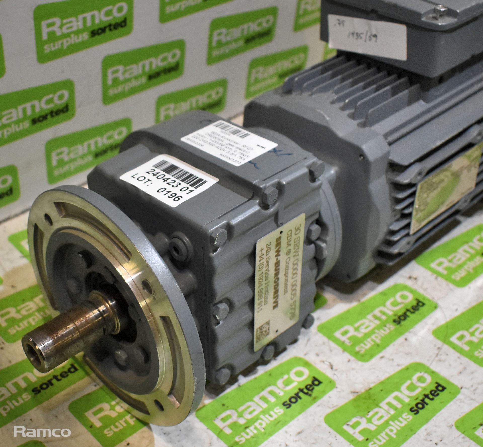 SEW-Eurodrive - RF27 DRE80M4 - gear electric motor - 1435/59 rpm - 0.75kW - 220-242/380-420V - Image 4 of 5