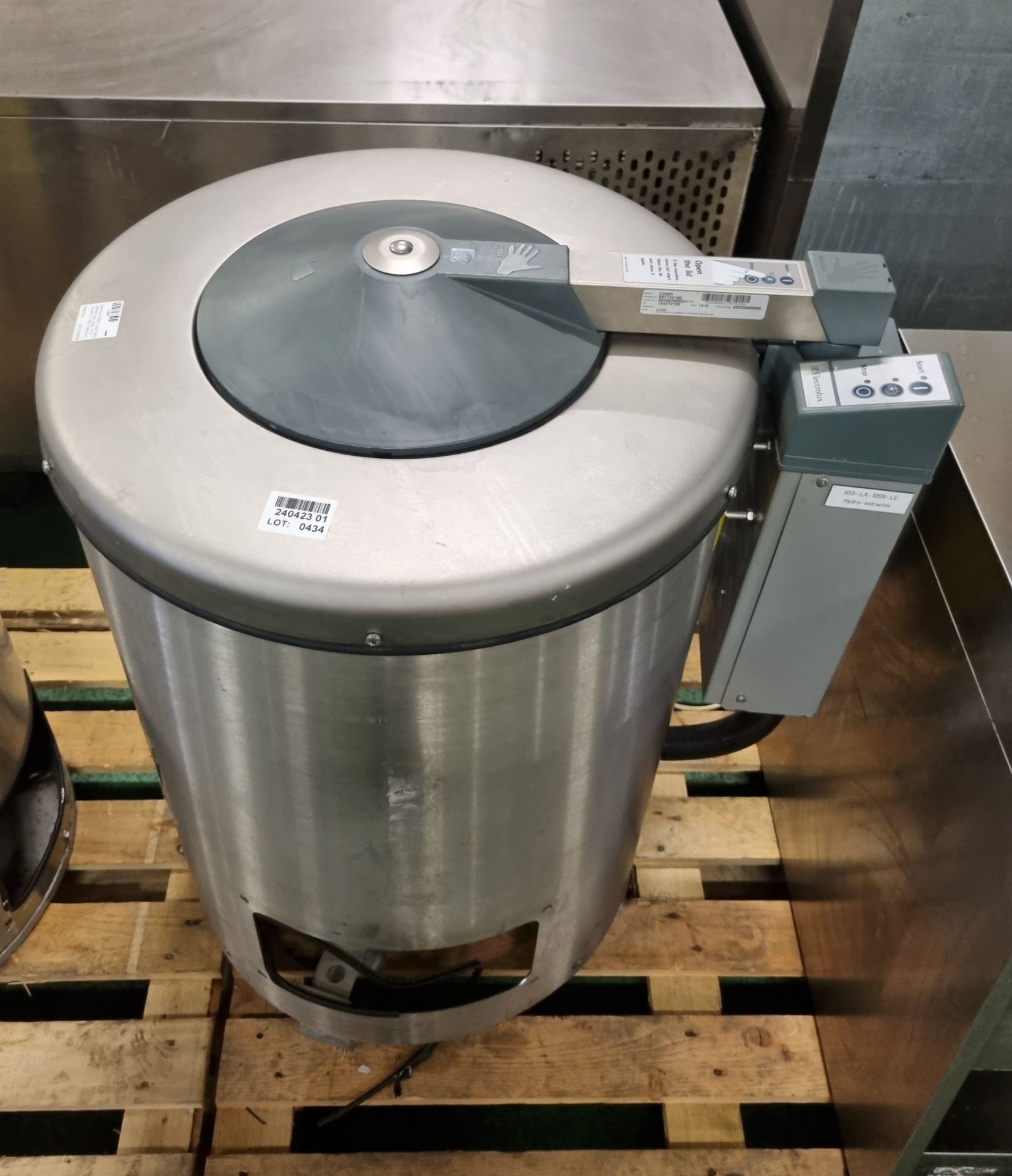 Electrolux C260R 12kg Hydro extractor spin dryer (Missing lower side cover) - 415V - Image 2 of 6