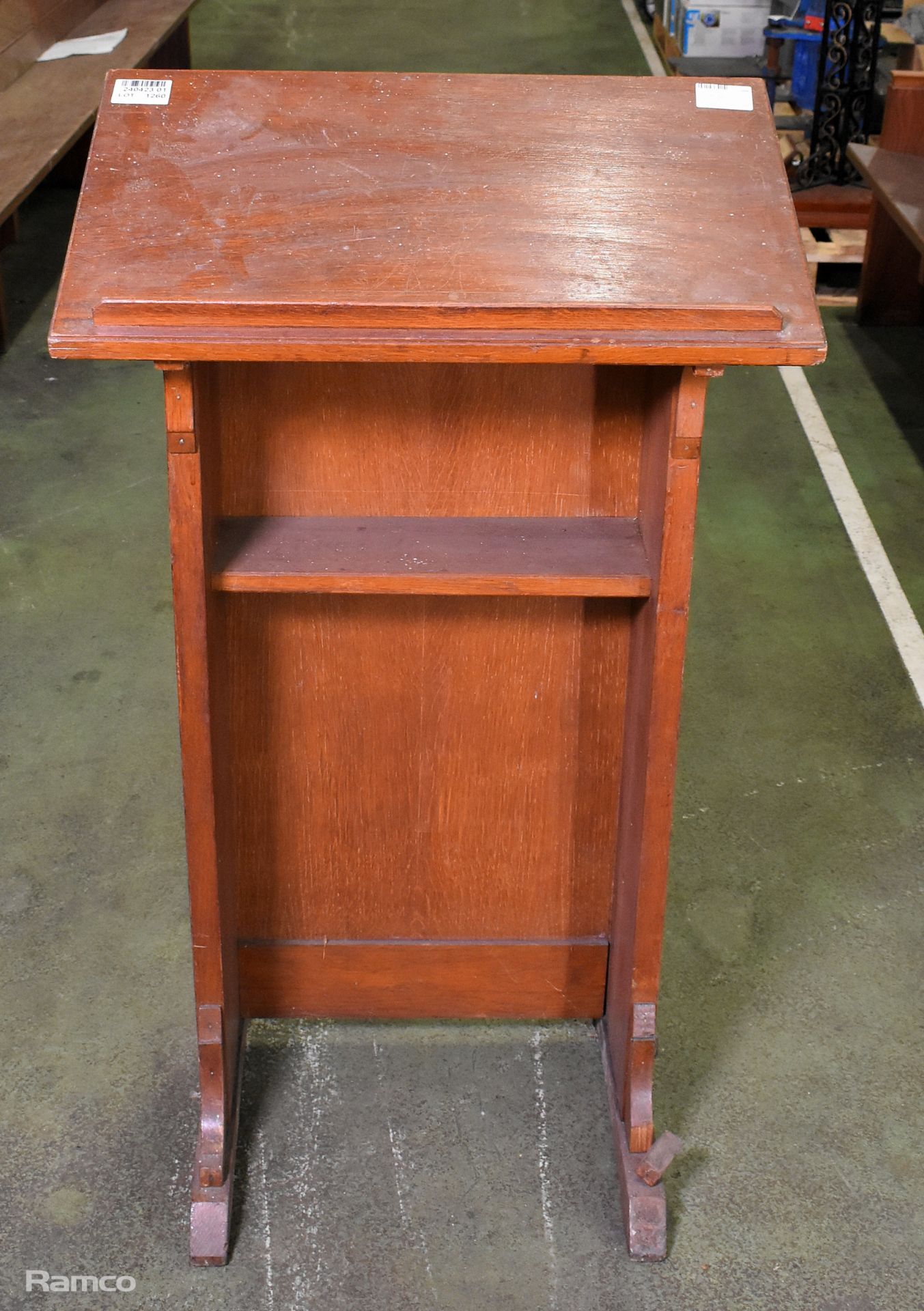 Wooden lectern - L 610 x W 400 x H 1070mm