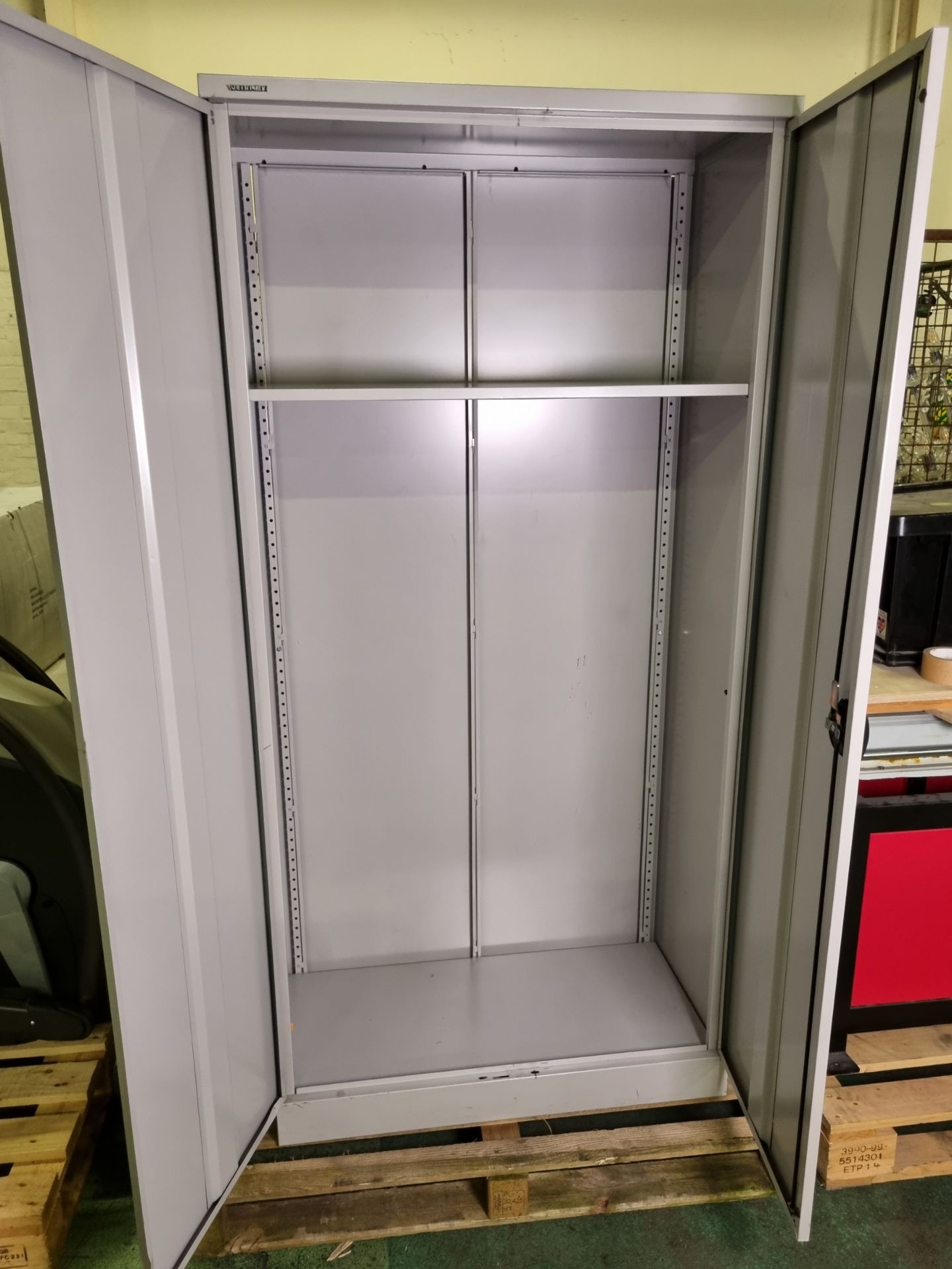 Sheer Pride - Grey twin door metal cabinet - W 900 x D 490 x H 1830 mm - Image 4 of 4