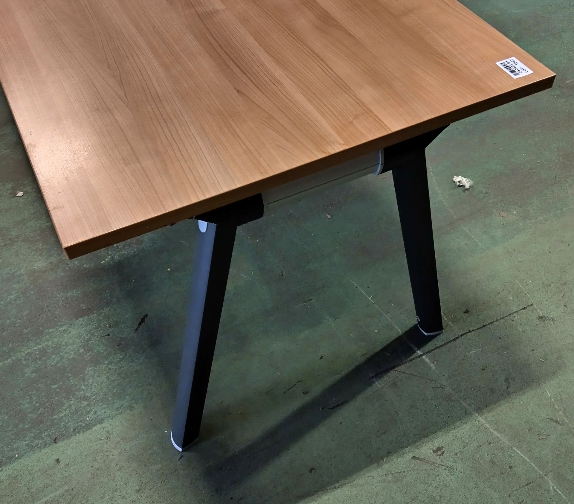 Wooden office desk - L 1400 x W 800 x H 730mm - Image 2 of 2