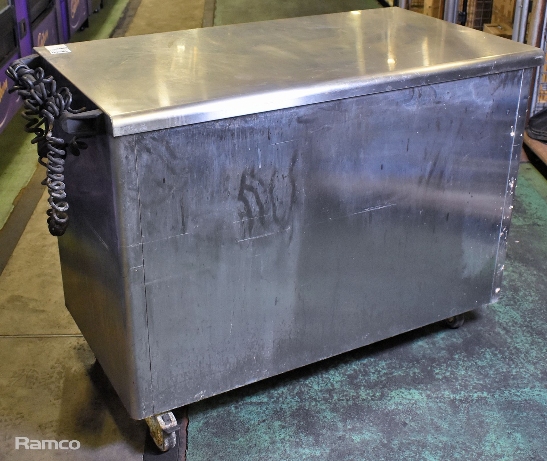 Lincat stainless steel double sliding door hot cupboard - W 1250 x D 650 x H 900mm - Image 6 of 7