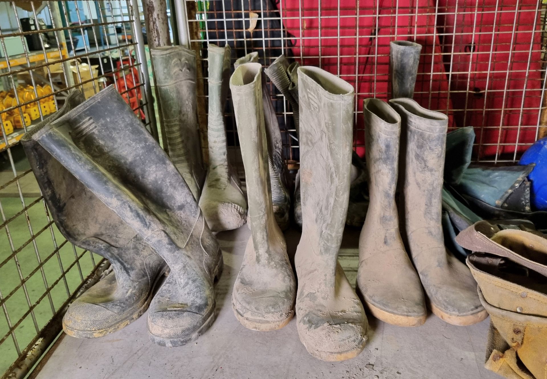 Workwear- hardhats, wellington boots & tool belts - Image 2 of 4