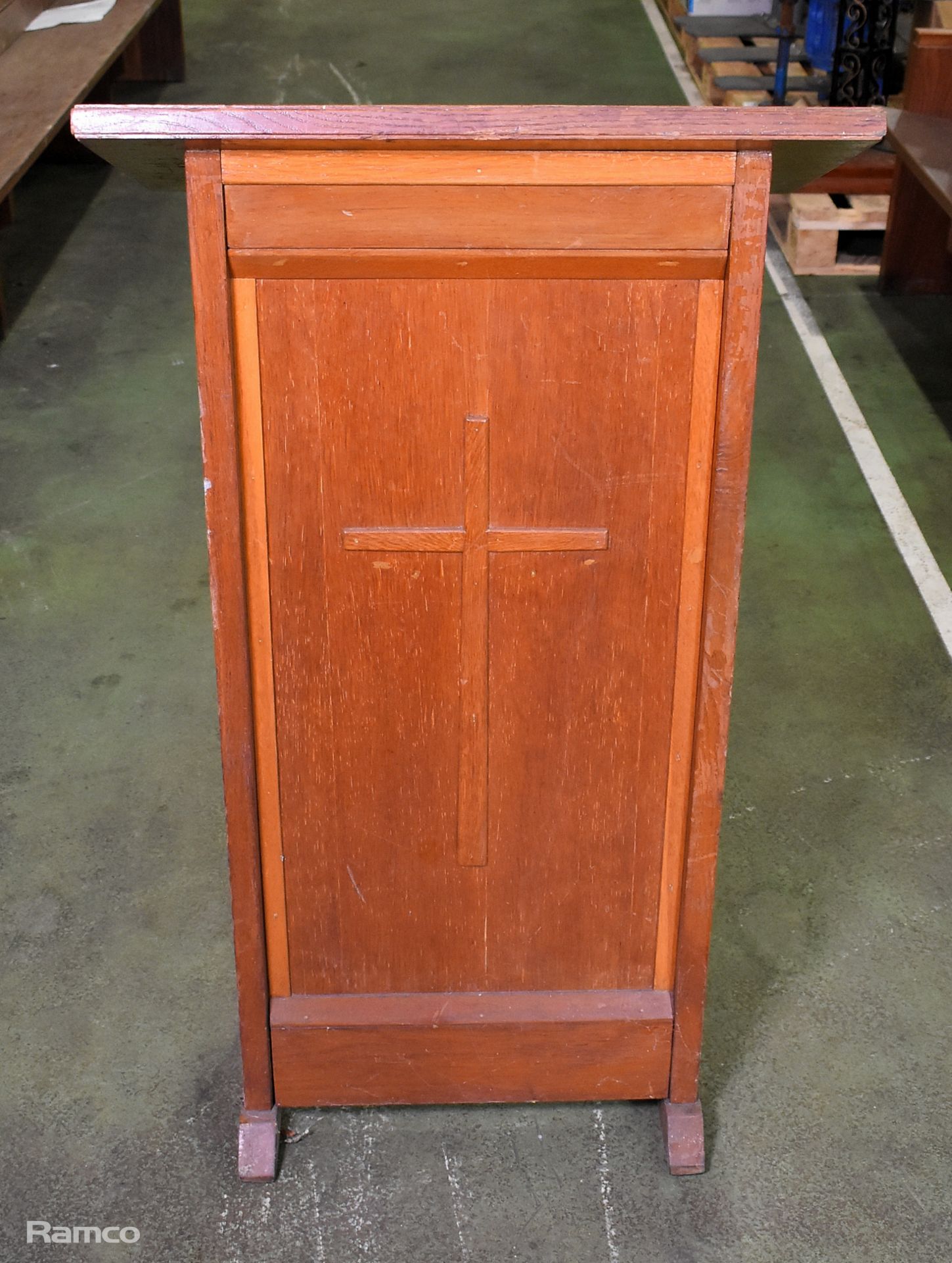 Wooden lectern - L 610 x W 400 x H 1070mm - Image 5 of 6