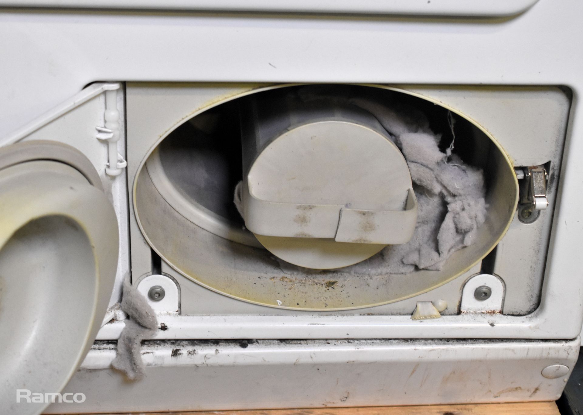 Miele PT 7136 6.5kg vented tumble dryer - W 595 x D 700 x H 850mm - DAMAGED KICK PLATE - Image 5 of 5