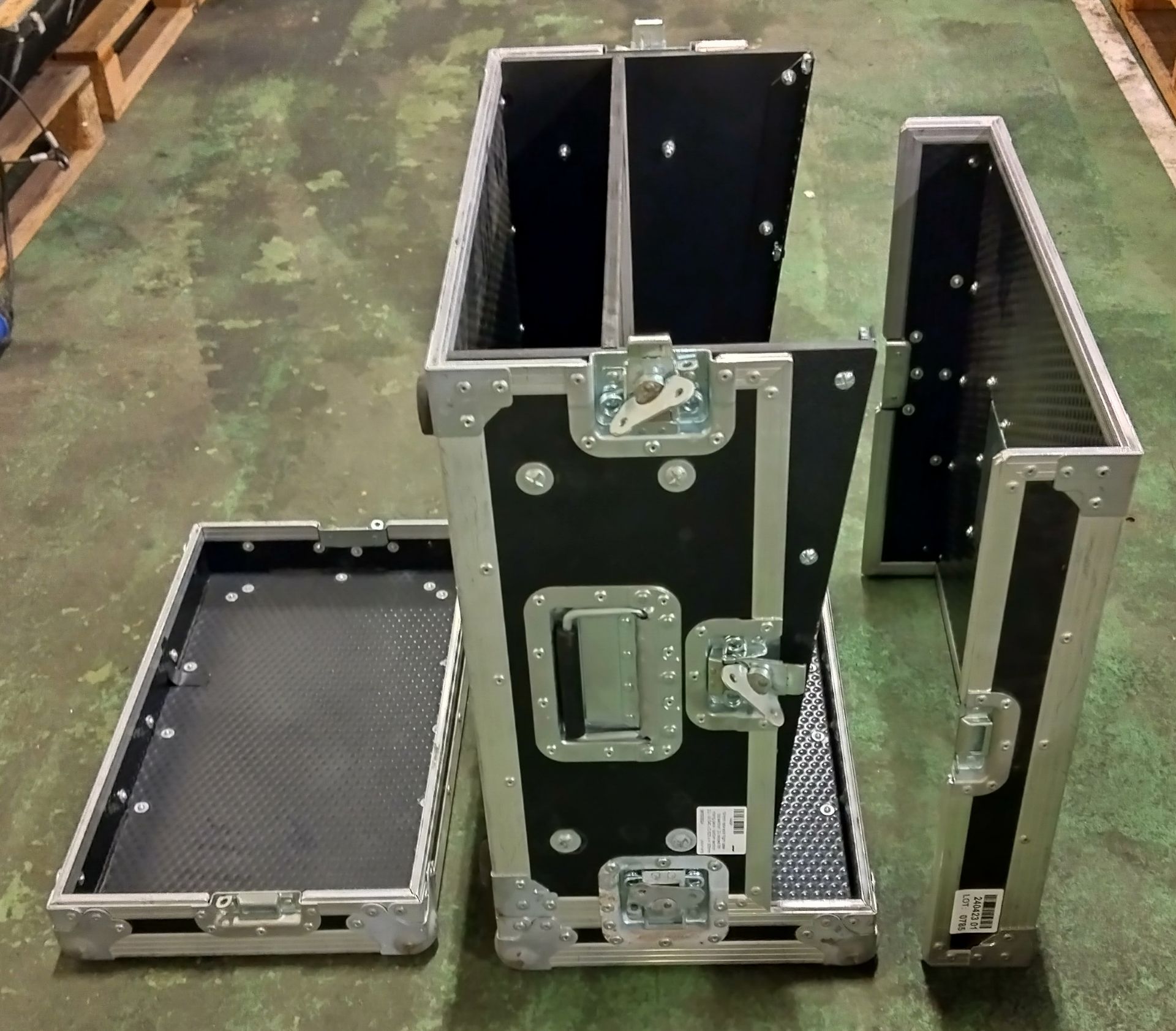 19 inch rack split flight case - top section: 2U sloped for mixing deck - bottom section: 2U - W 540 - Image 4 of 4