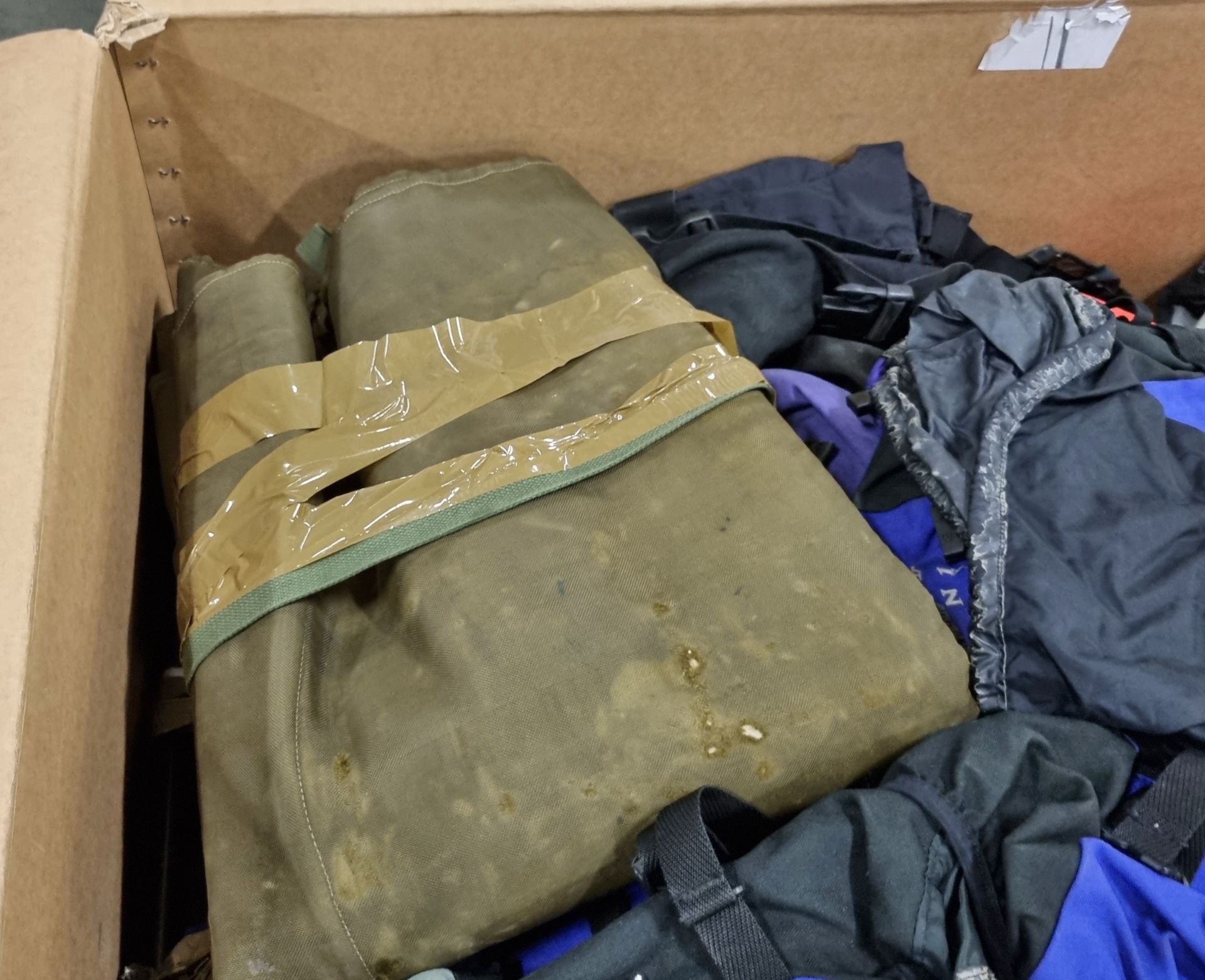 Various types of ex-military clothing The asset shows significant, irreparable damage - 118kg - Bild 4 aus 5