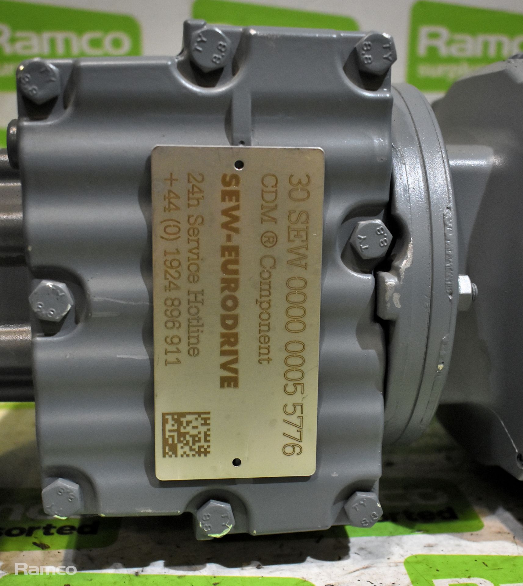 SEW-Eurodrive - RF27 DRE80M4 - gear electric motor - 1435/59 rpm - 0.75kW - 220-242/380-420V - Image 3 of 5