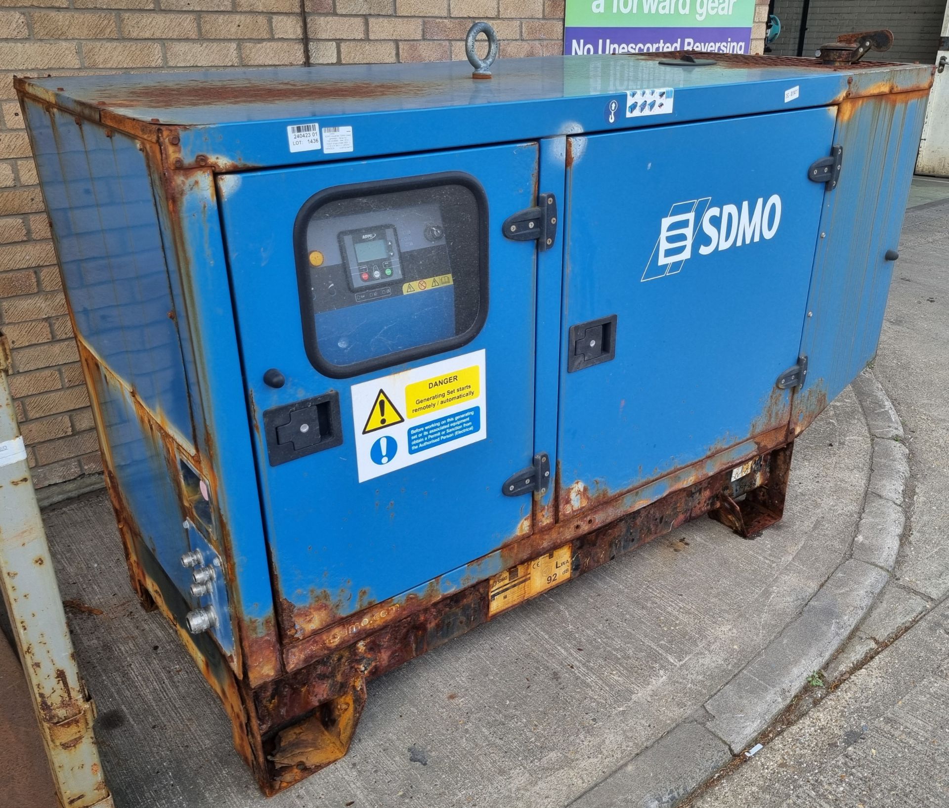 SDMO Industries T25KM diesel generator - Serial No: T2515016085 - Year: 2015 - Image 4 of 12